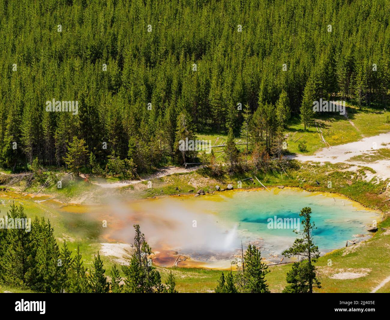 Vista soleggiata ad alto angolo dello splendido paesaggio di Imperial Geyser nel Wyoming Foto Stock