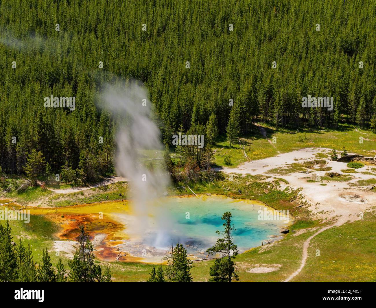 Vista soleggiata ad alto angolo dello splendido paesaggio di Imperial Geyser nel Wyoming Foto Stock