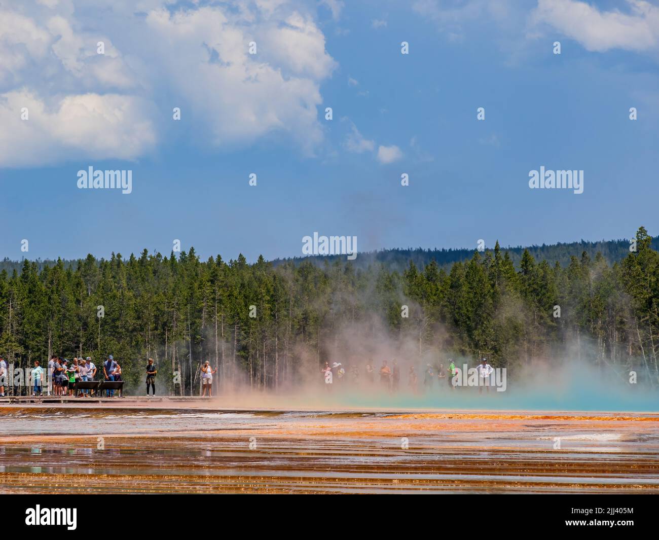 Wyoming, LUG 7 2022 - Vista soleggiata del bellissimo paesaggio lungo la primavera prismatica Grand dal piano terra Foto Stock