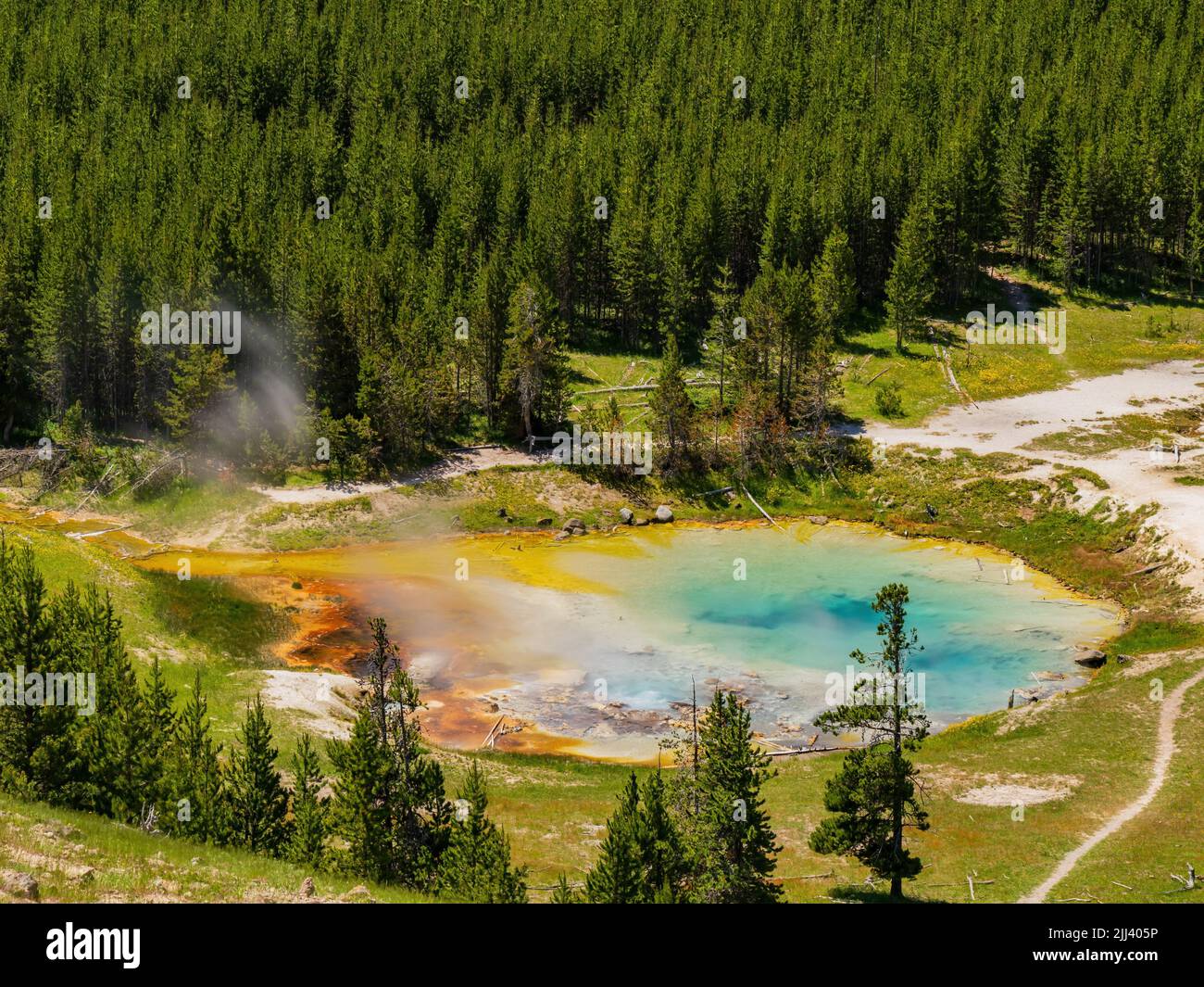 Vista soleggiata ad alto angolo dello splendido paesaggio di Imperial Geyser nel Wyoming Foto Stock