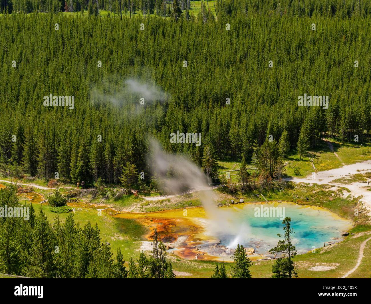 Vista soleggiata ad alto angolo dello splendido paesaggio di Imperial Geyser nel Wyoming Foto Stock