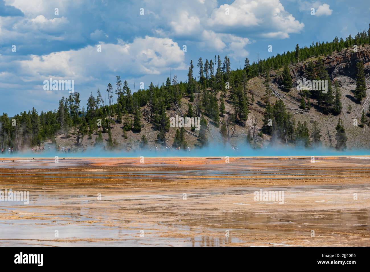 Vista soleggiata del bellissimo paesaggio lungo la sorgente prismatica Grand da terra in Wyoming Foto Stock