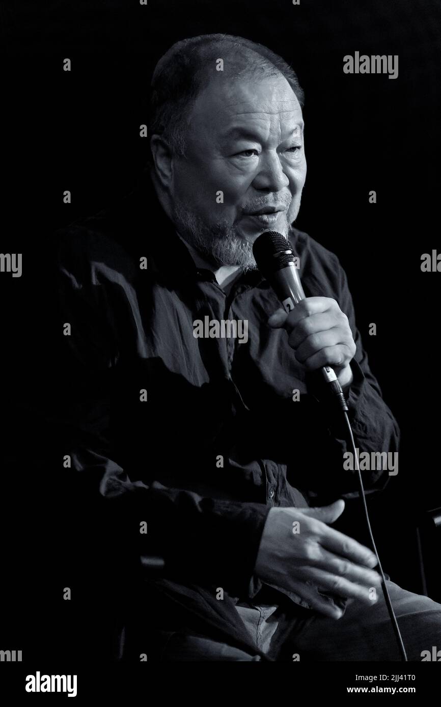 Ai Weiwei al Q&A in seguito alla proiezione di 'Ravilious: Disegnato per la Guerra' all'Arts Picturehouse di Cambridge Foto Stock