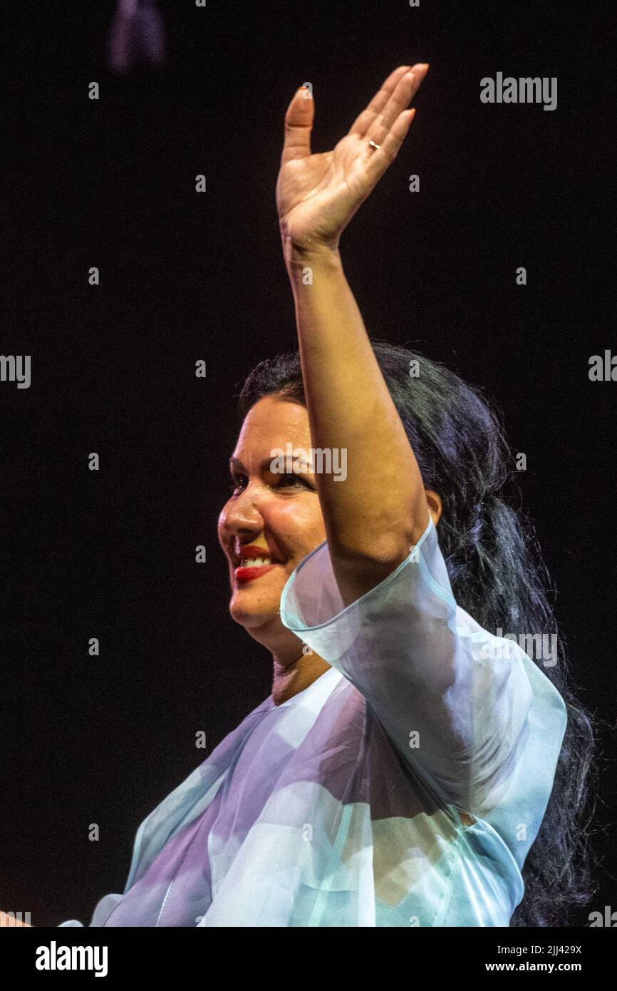 Regensburg, Germania. 22nd luglio 2022. La stella lirica russa Anna Netrebko prende il palco nel cortile del Palazzo del Principe di Sant'Emmeram durante il Festival del Palazzo. Credit: Armin Weigel/dpa/Alamy Live News Foto Stock