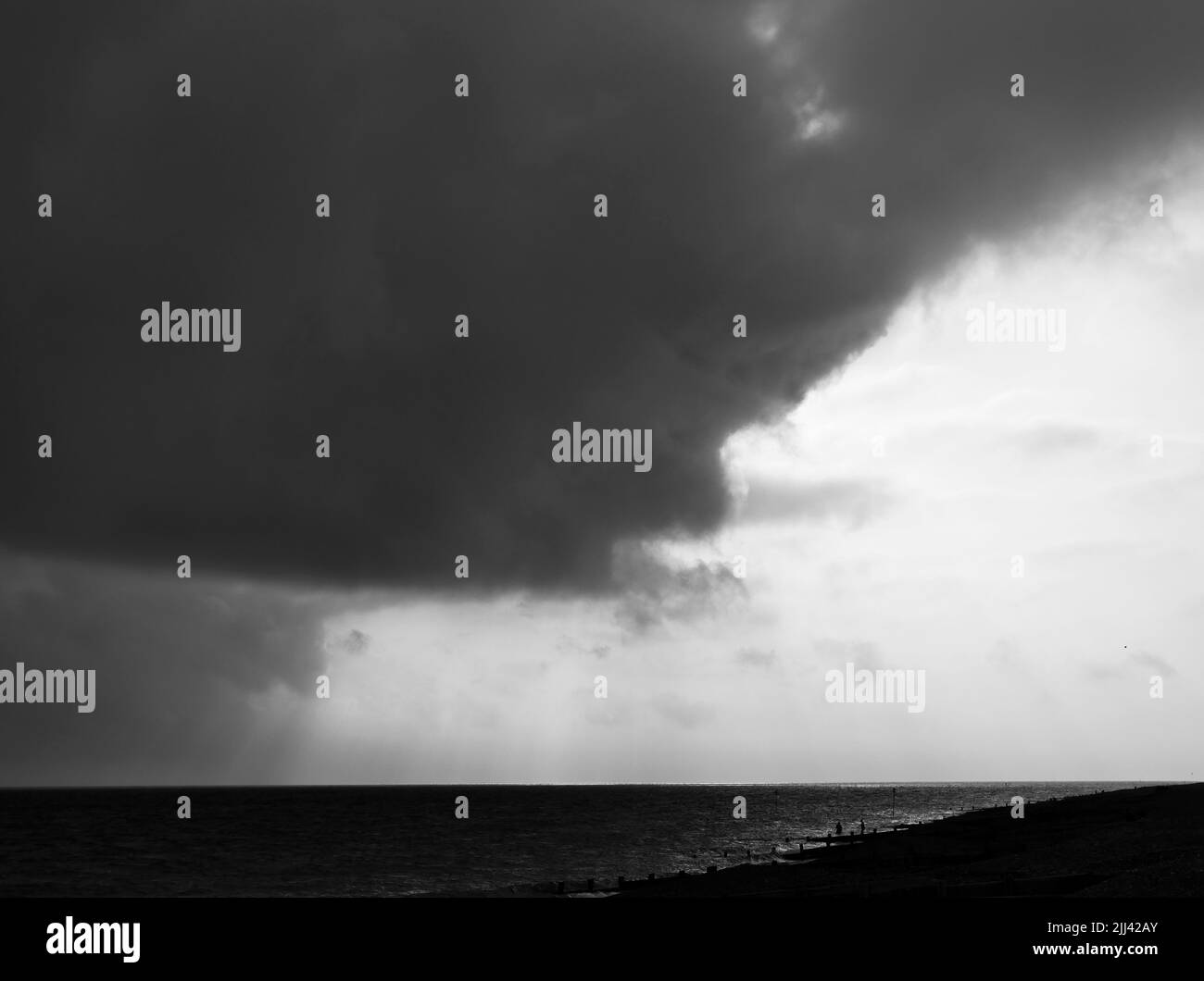 AJAXNETPHOTO. SETTEMBRE, 2020. WORTHING, INGHILTERRA. - CALMA PRIMA DELLA TEMPESTA - LA NUVOLA BASSA DI STRATUS SI AGGIRA SUL MARE SCURO MINACCIOSO CHE SI AFFACCIA SUL CANALE. PHOTO:JONATHAN EASTLAND/AJAX REF:GX9 211209 2383 2 Foto Stock