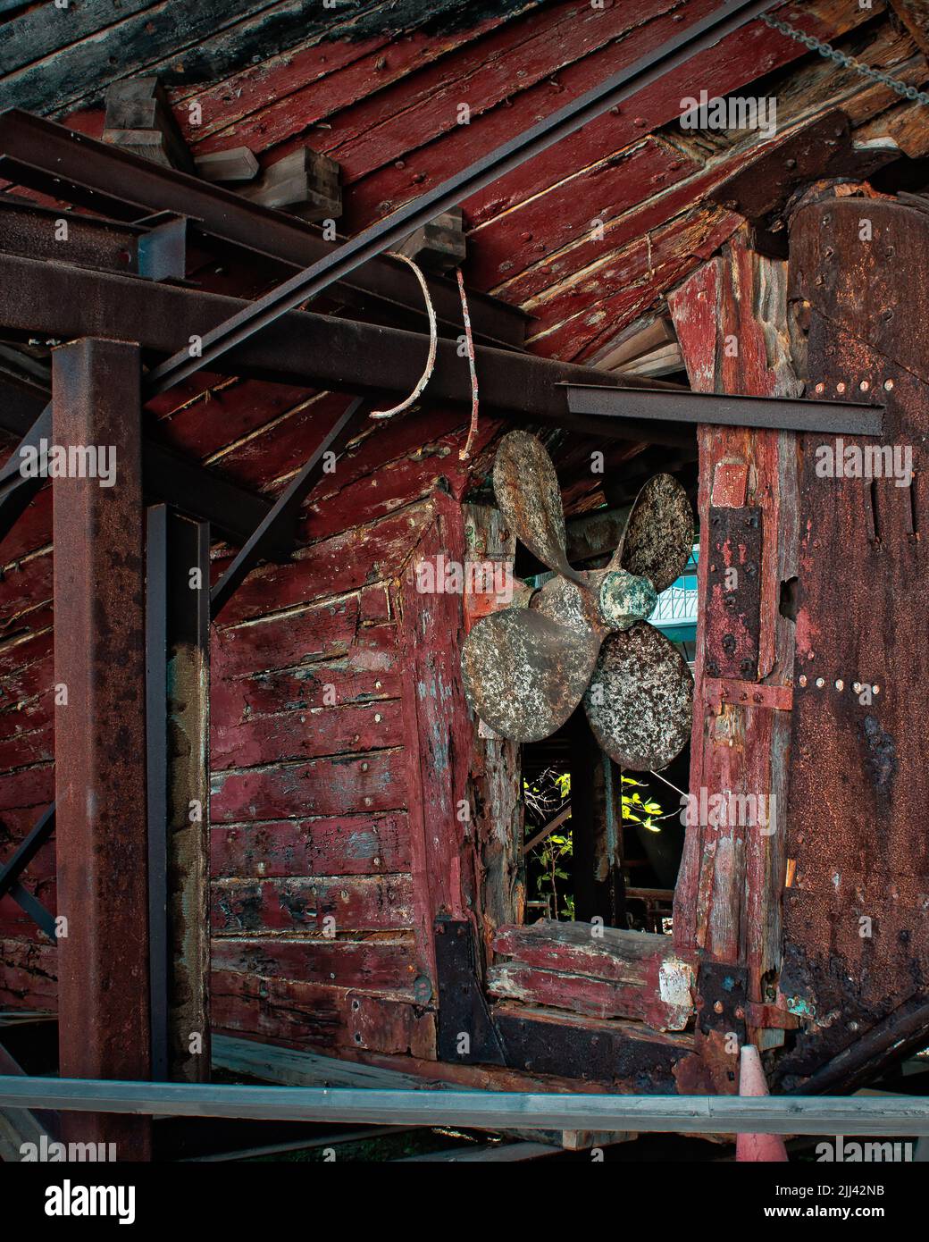 Il propulsore del tempo indossato 1927 Schooner Dragger asciutto-ancorato per le riparazioni al Museo Essex Shipbuilding Essex, ma. Foto Stock