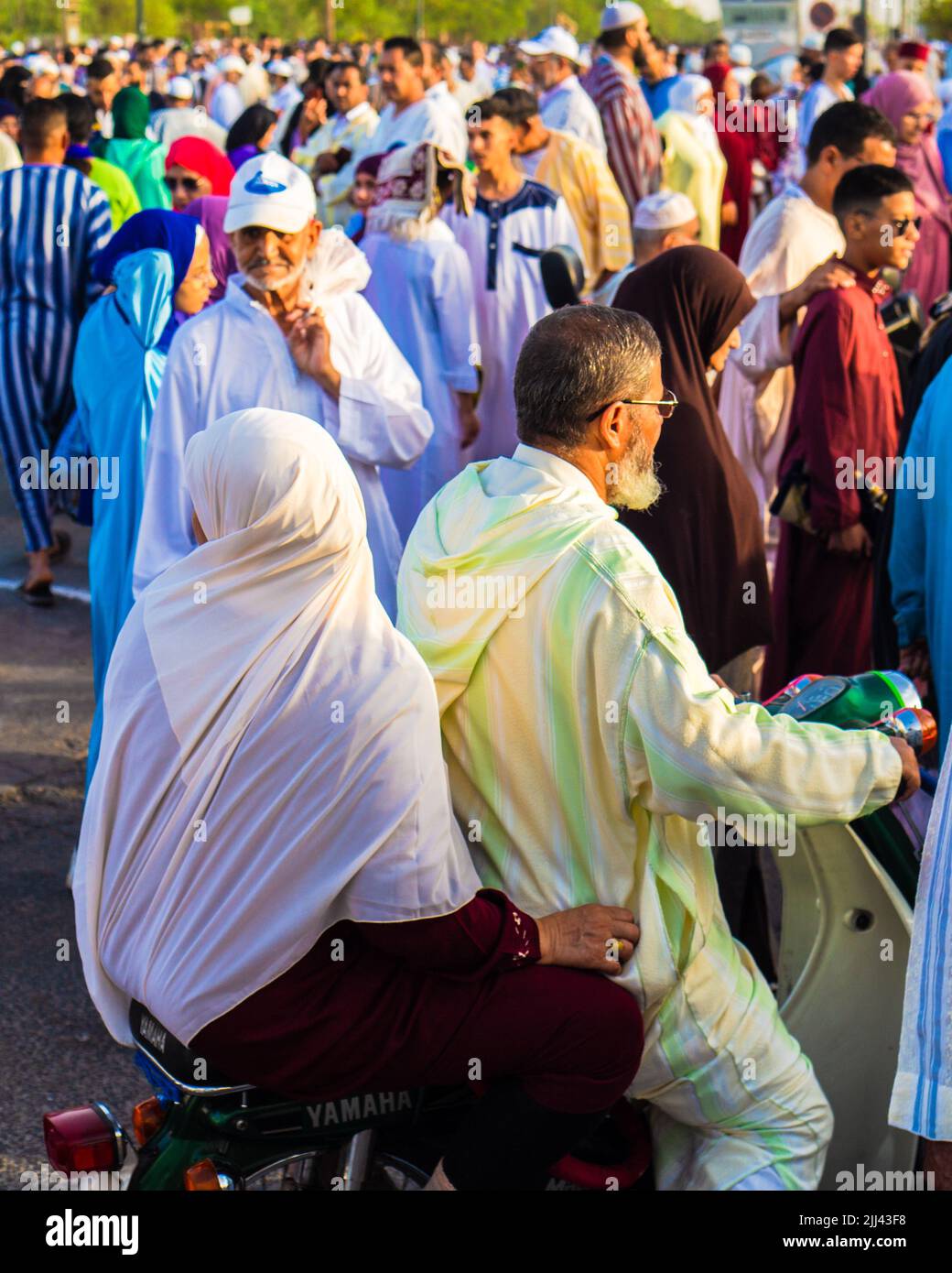 Marrakech, Marocco - 10 luglio 2022 : una vecchia coppia che va alla preghiera di Aid al Adha 2022 a Marrakech, Marocco Foto Stock