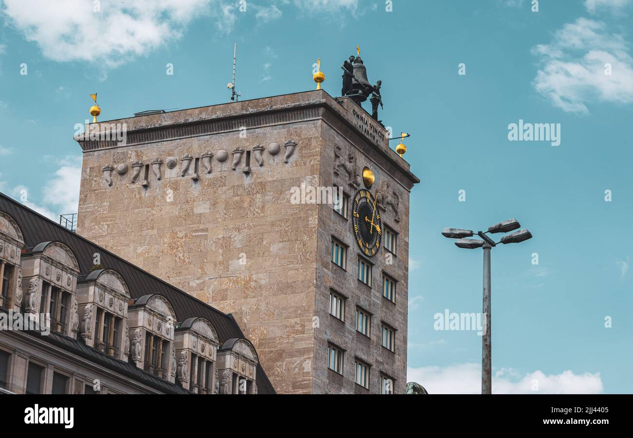 Lipsia, Germania - 25 giugno 2022: La Krochohhaus di Lipsia fu il primo grattacielo della città. L'edificio in cemento armato, progettato come un orologio Foto Stock