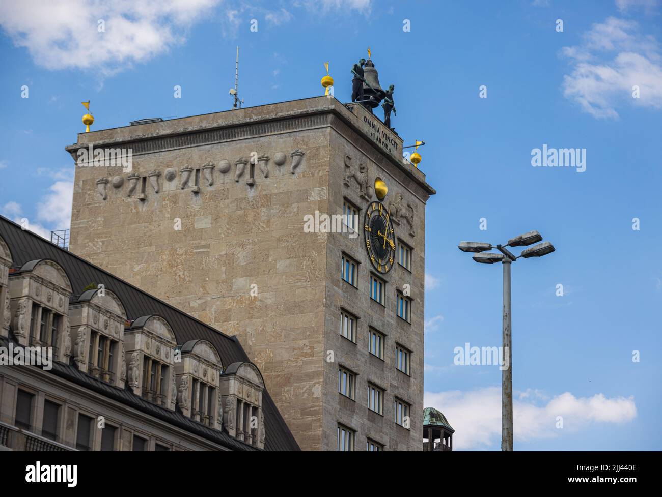 Lipsia, Germania - 25 giugno 2022: La Krochohhaus di Lipsia fu il primo grattacielo della città. L'edificio in cemento armato, progettato come un orologio Foto Stock