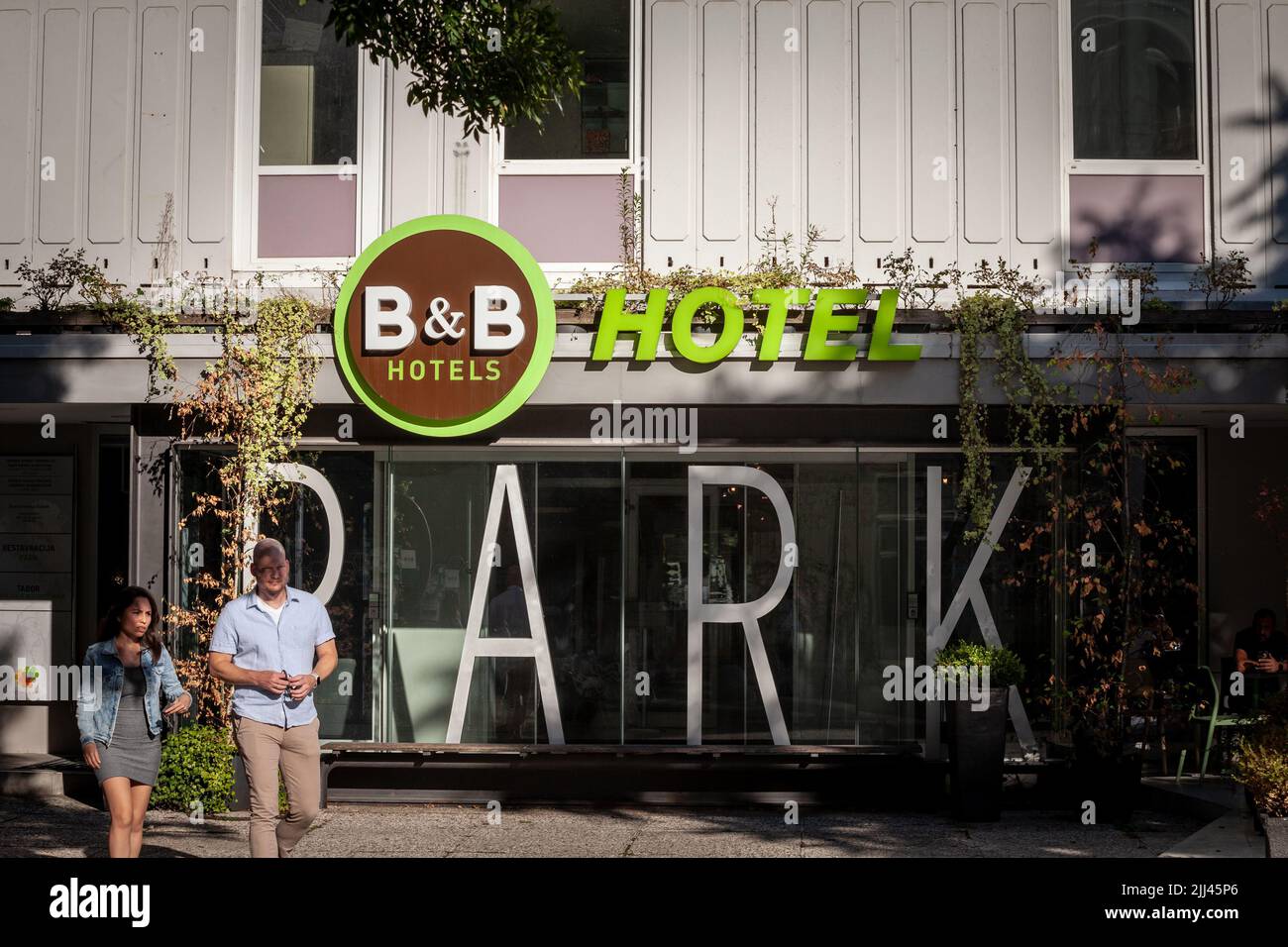 Immagine di un cartello con il logo degli hotel B&B sul loro albergo per Lubiana, Slovenia. B&B Hotels è una catena alberghiera economica fondata a Brest i. Foto Stock