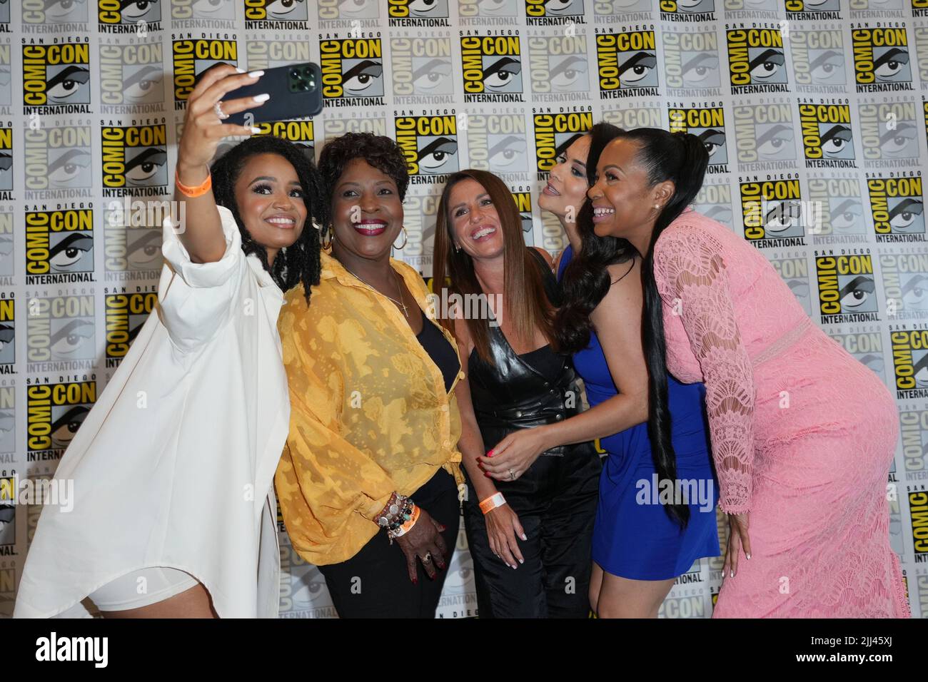 San Diego, Stati Uniti. 22nd luglio 2022. Kyla Pratt, Jo Marie Payton, Soleil Moon Frye, Alisa Reyes e Paula Jai Parker al Proud Family Panel durante Comic-con International: San Diego 2022 al San Diego Convention Center di San Diego, California, il 22 luglio 2022. Credit: Tony Forte/Media Punch/Alamy Live News Foto Stock