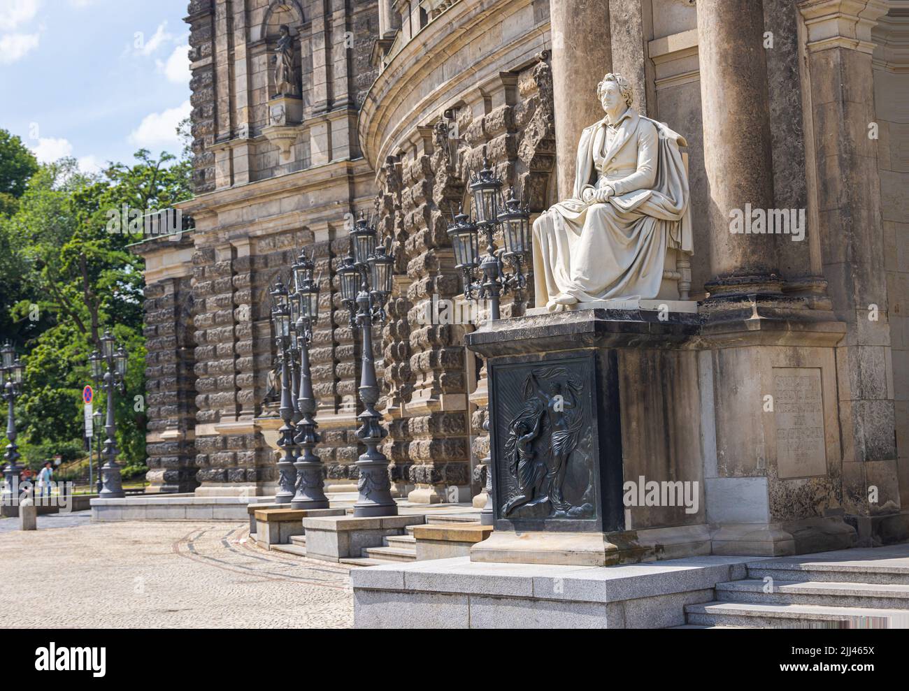 Dresda, Germania - 28 giugno 2022: Statua di Johann Wolfgang Goethe all'ingresso del Semperoper. È il teatro dell'opera della S. Foto Stock