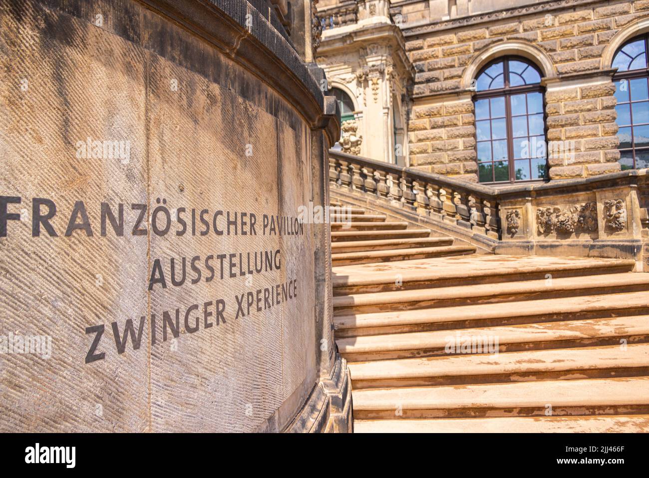 Dresda, Germania - 28 giugno 2022: Scalinata per il Padiglione Francese nello Zwinger di Dresda. Nel padiglione si trova un grande affresco sul soffitto, una pittura murale Foto Stock