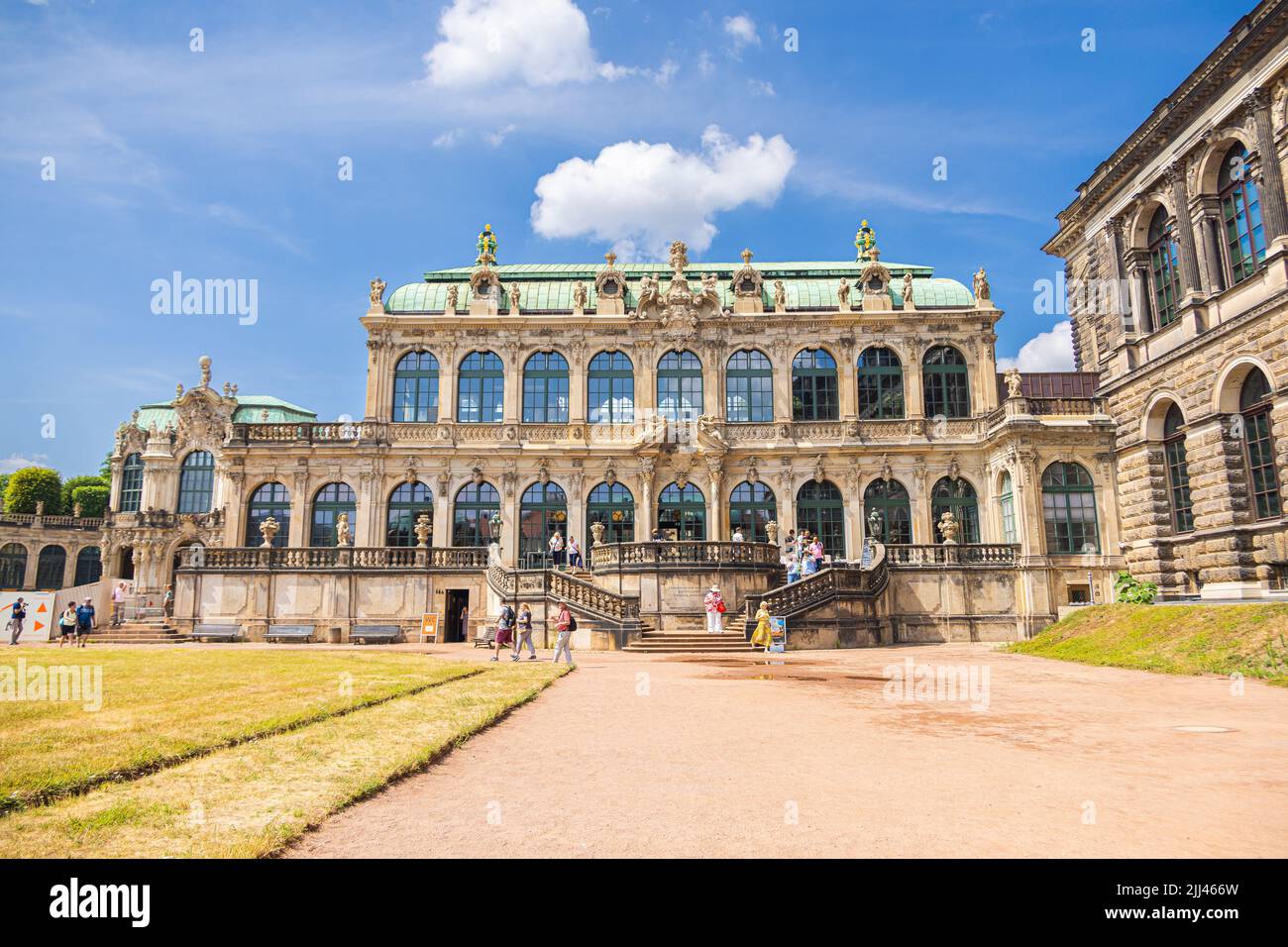 Dresda, Germania - 28 giugno 2022: Lo storico edificio barocco dello Zwinger di Dresda. Ricostruito in modo elaborato e ben mantenuto a grandi spese Foto Stock