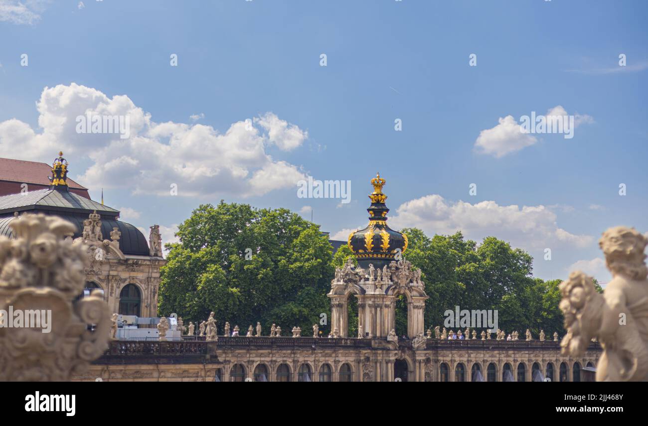 Dresda, Germania - 28 giugno 2022: La porta della corona con le lunghe gallerie adiacenti su entrambi i lati nel Dresdner Zwinger. Lo Zwinger copre un'area o Foto Stock