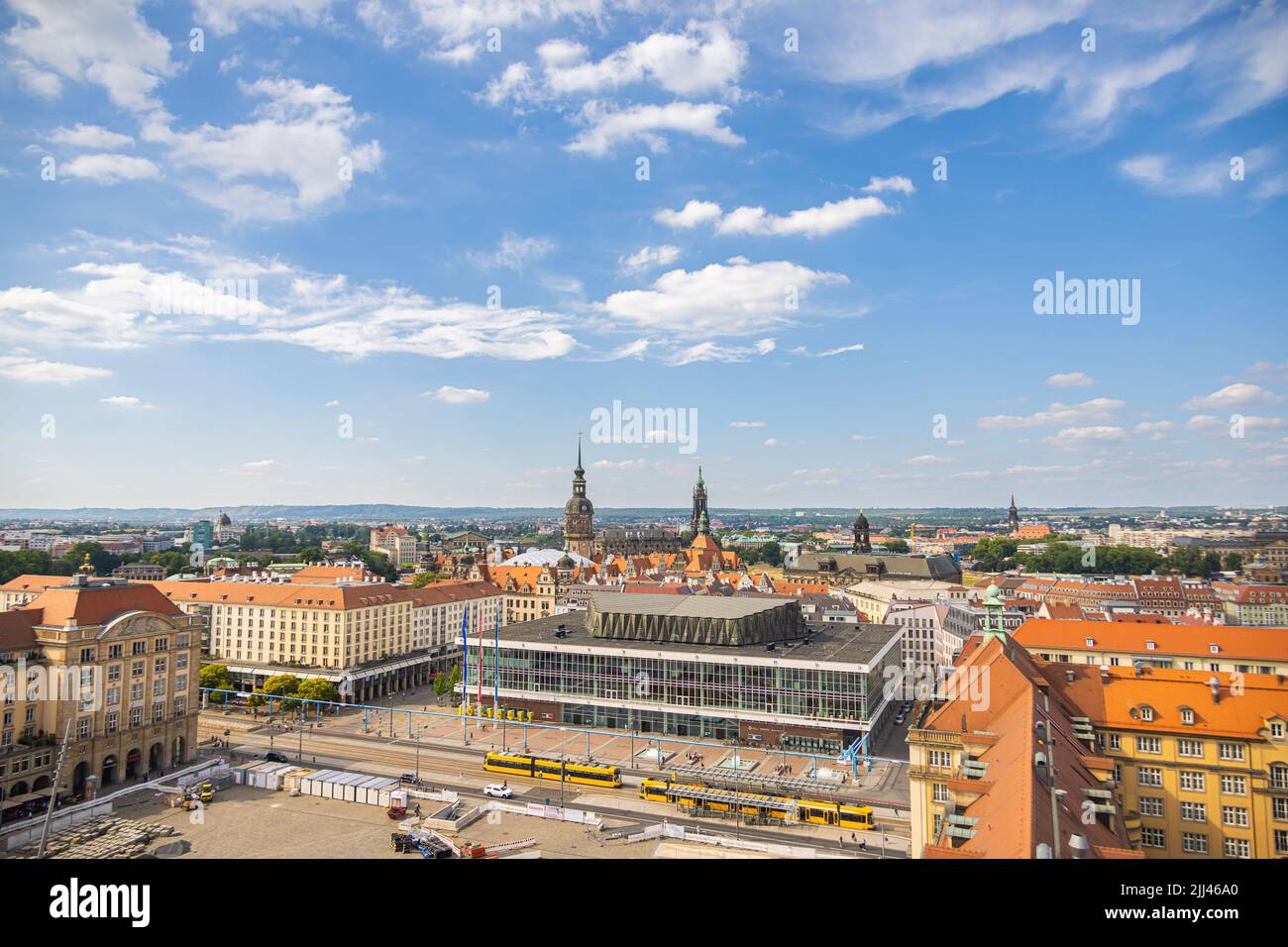 Dresda, Germania - 28 giugno 2022: Vista aerea dello skyline di Dresda. Passando per Altmarkt fino al Kulturpalast fino alla Hofkirche e alla Frauenkirche sulla Th Foto Stock