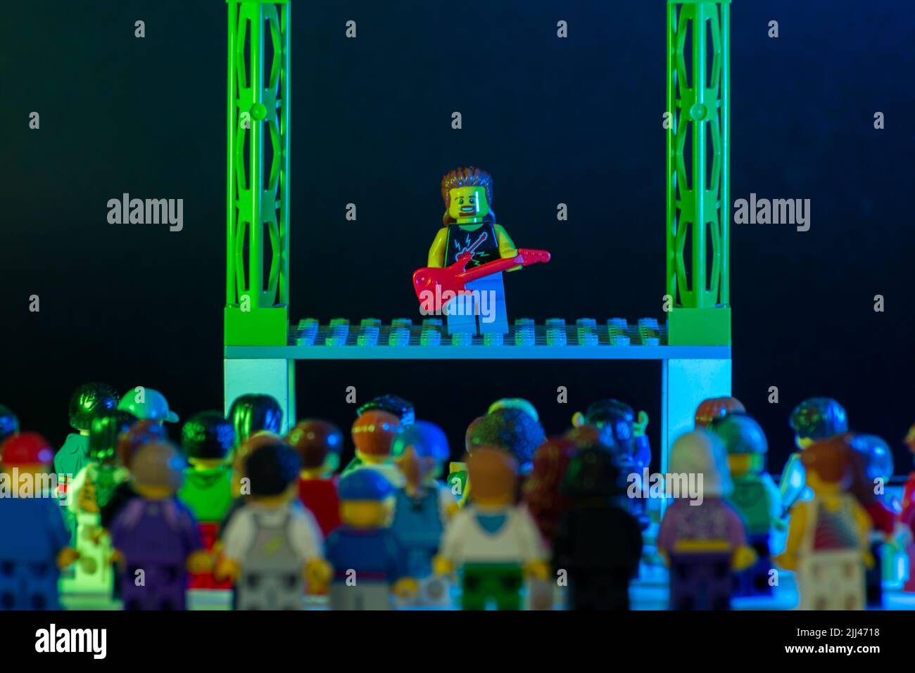 Bauru, Brasile. 1 giugno 2022: Minifigura LEGO rock star suonando la chitarra e eseguendo un concerto solista sul palco con migliaia di spettatori che guardano e. Foto Stock Bauru, Brasile. 1 giugno 2022: Minifigura LEGO rock star suonando la chitarra e eseguendo un concerto solista sul palco con migliaia di spettatori che guardano e. Foto Stock