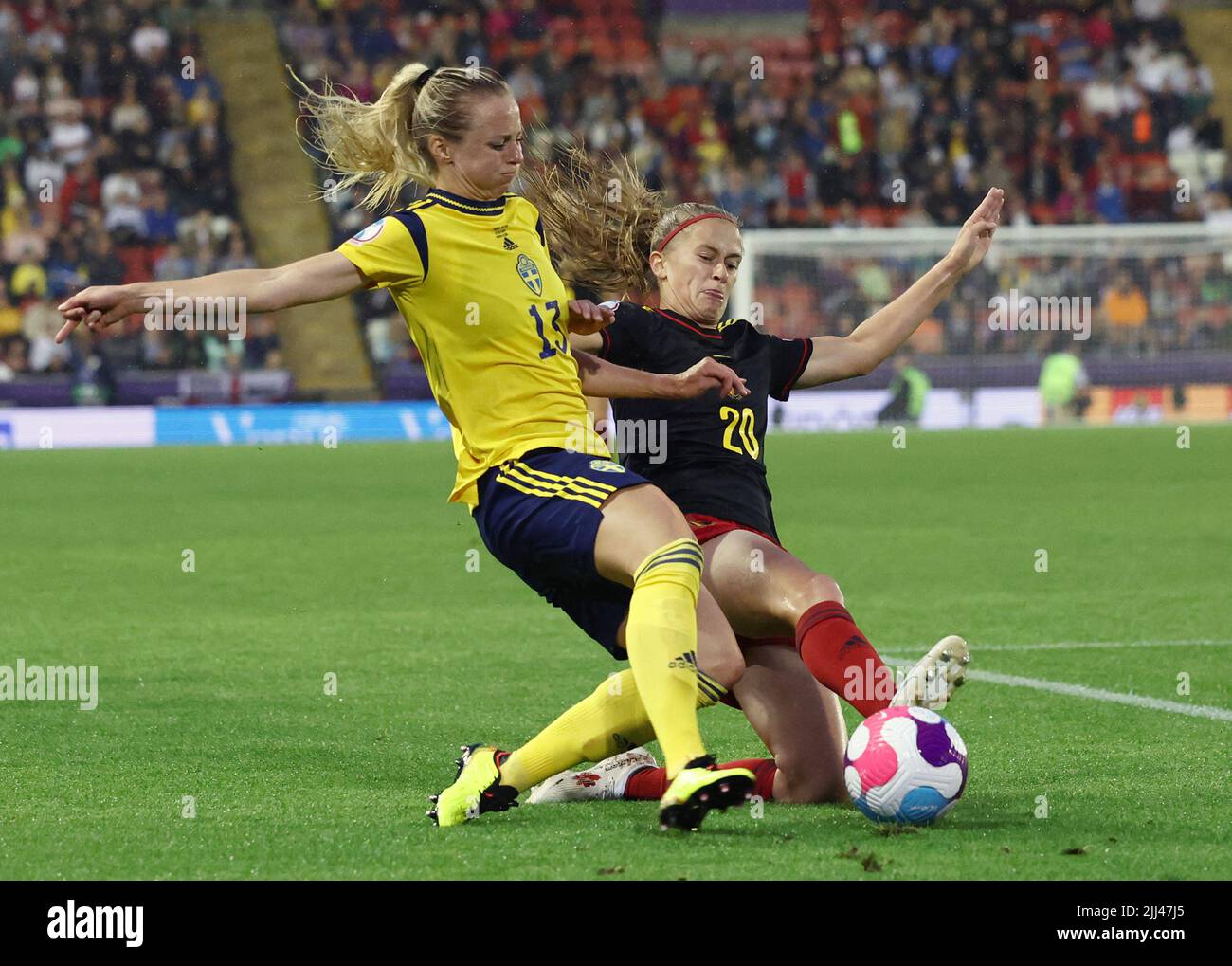 Leigh, Regno Unito. 22nd luglio 2022. Leigh, Inghilterra, 22nd luglio 2022. Amanda Ilestedt di Svezia (L) sfida Julie Biesmans del Belgio durante la partita UEFA Women's European Championship 2022 al Leigh Sports Village di Leigh. Il credito dell'immagine dovrebbe leggere: Darren Staples / Sportimage Credit: Sportimage/Alamy Live News Foto Stock