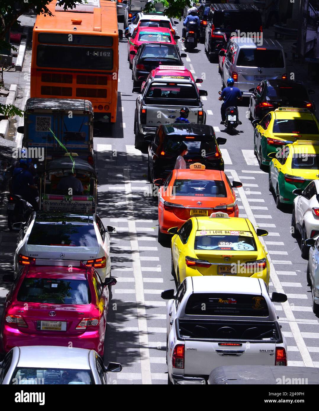 Ingorghi di auto, moto e un autobus su Silom Road, Bangkok, Thailandia, Asia, come i conducenti di veicoli lotta per fare progressi nel traffico occupato di giorno. Foto Stock