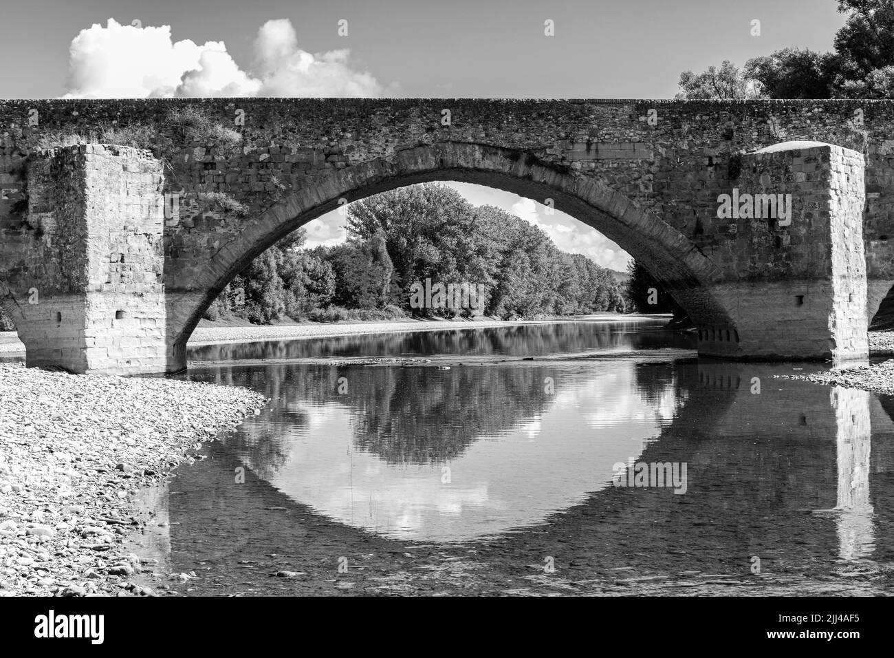 Ponte ad arco in pietra, Ponte Buriano, sul fiume Arno, vicino Arezzo, foto in bianco e nero, Toscana, Italia Foto Stock