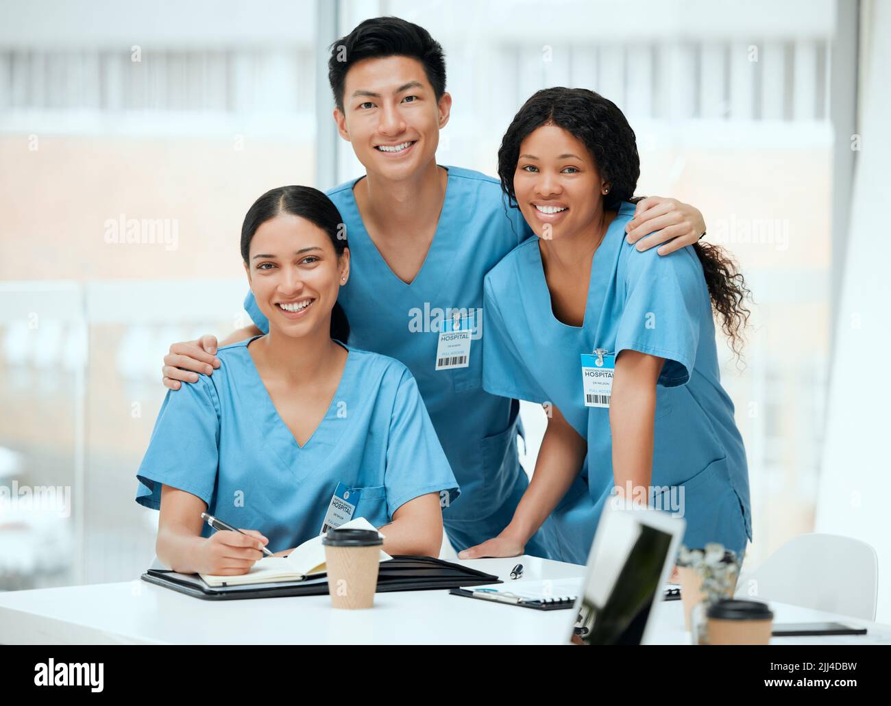 Siamo stati insieme fin dall'università, un gruppo di giovani medici in un incontro in un ospedale. Foto Stock