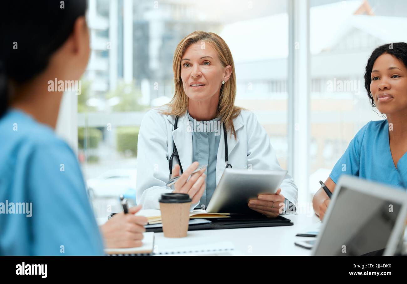 Che cosa avete imparato, un gruppo di medici in una riunione in un ospedale. Foto Stock