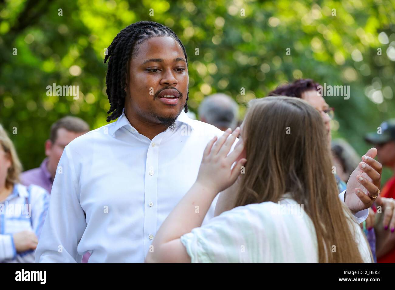 Danville, Stati Uniti. 22nd luglio 2022. Il rappresentante dello stato della Pennsylvania Malcolm Kenyatta parla con una donna in un raduno del Partito democratico al Memorial Park di Danville, Pennsylvania, il 22 luglio 2022. (Foto di Paul Weaver/Sipa USA) Credit: Sipa USA/Alamy Live News Foto Stock