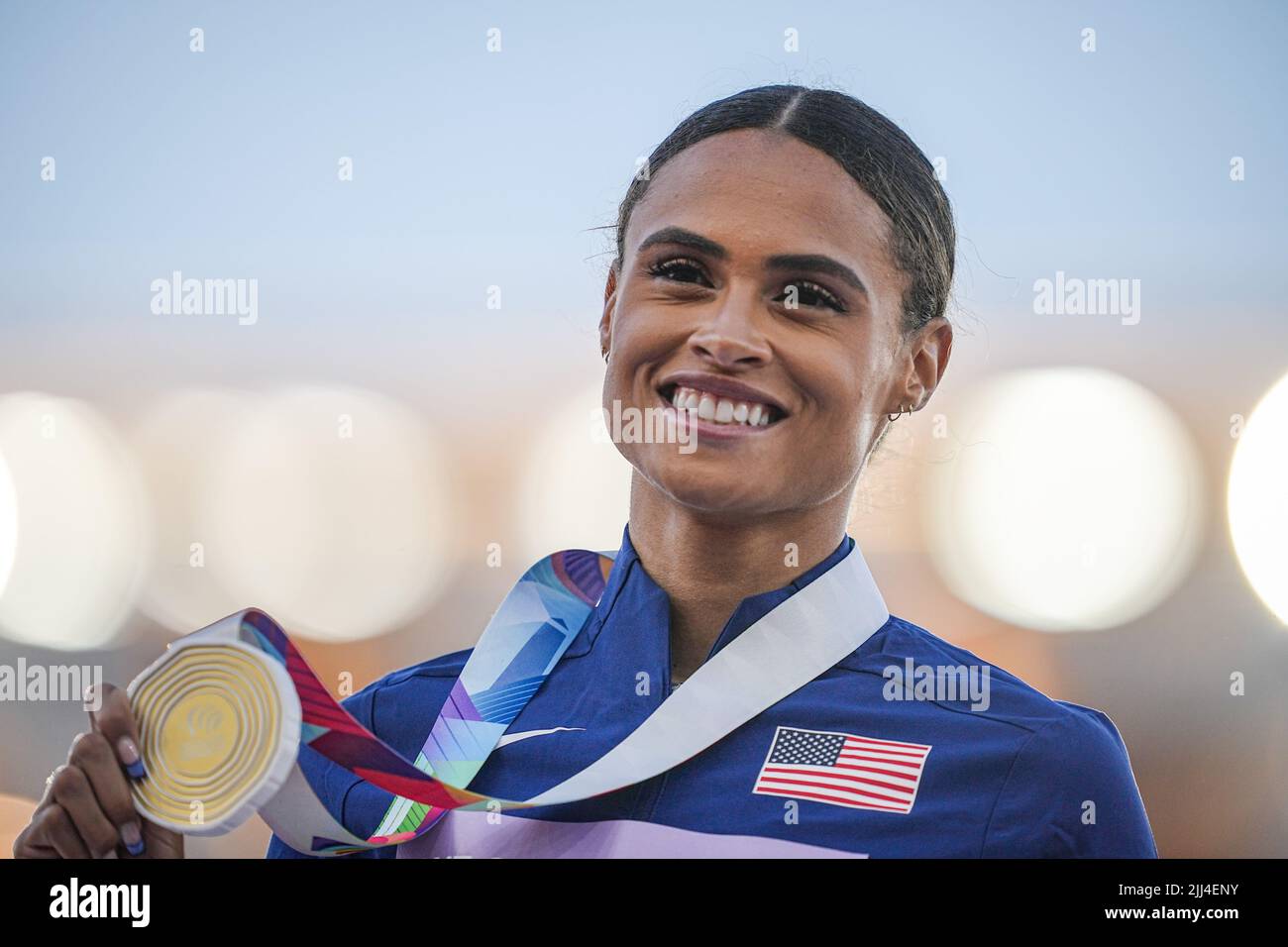 Eugene, Stati Uniti. 22nd luglio 2022. Atletica: Campionato del mondo, 400 metri ostacoli, donne, finale: Sydney McLaughlin dagli Stati Uniti detiene la sua medaglia d'oro. Credit: Michael Kappeler/dpa/Alamy Live News Foto Stock