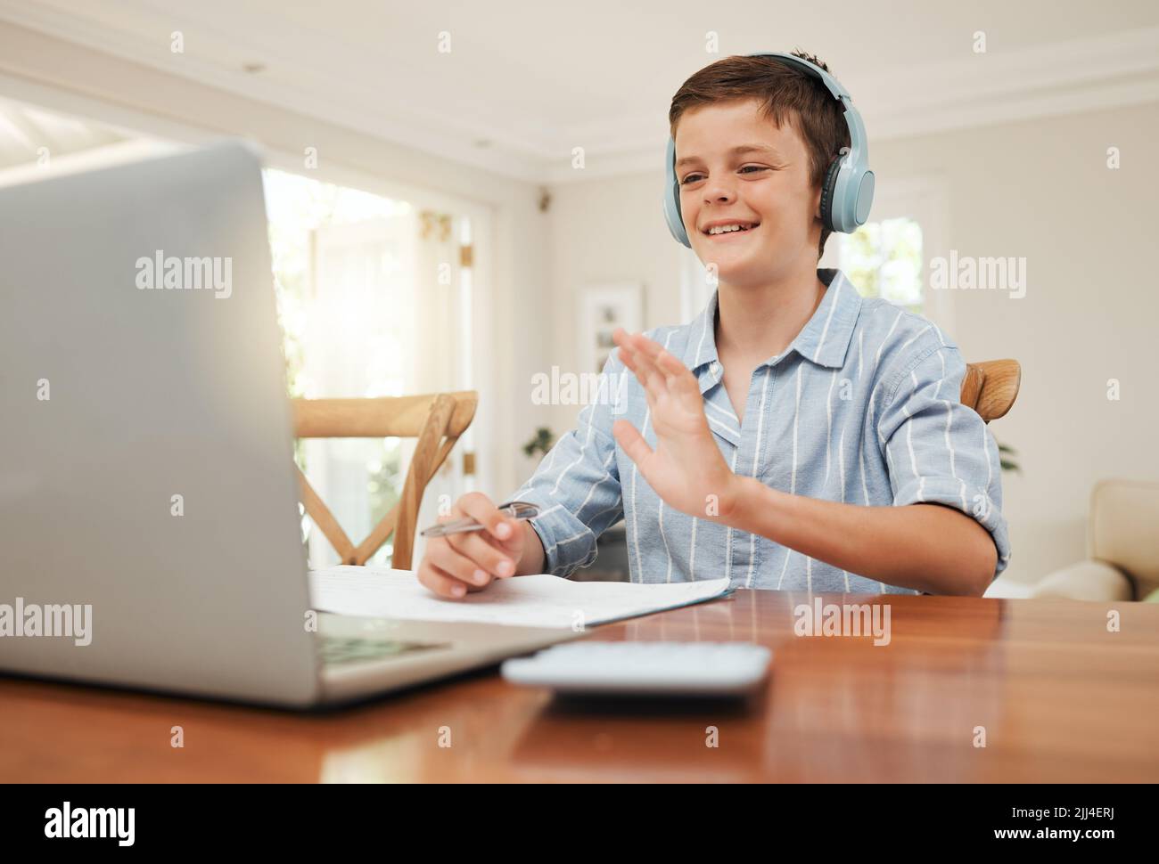 Ama la nuova normalità, un ragazzo che frequenta la sua classe online a casa. Foto Stock