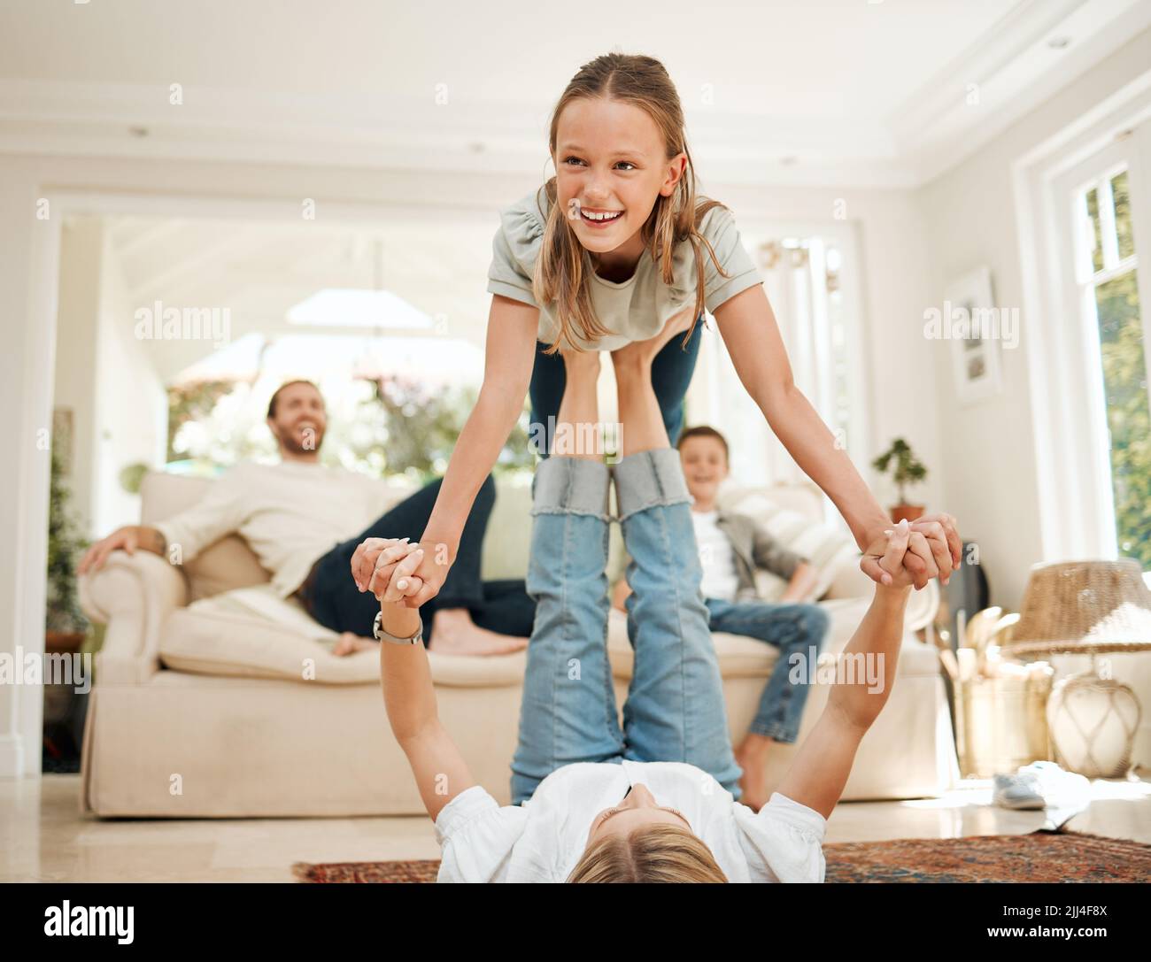 Mi sento di poter volare, una donna che gioca con sua figlia a casa. Foto Stock