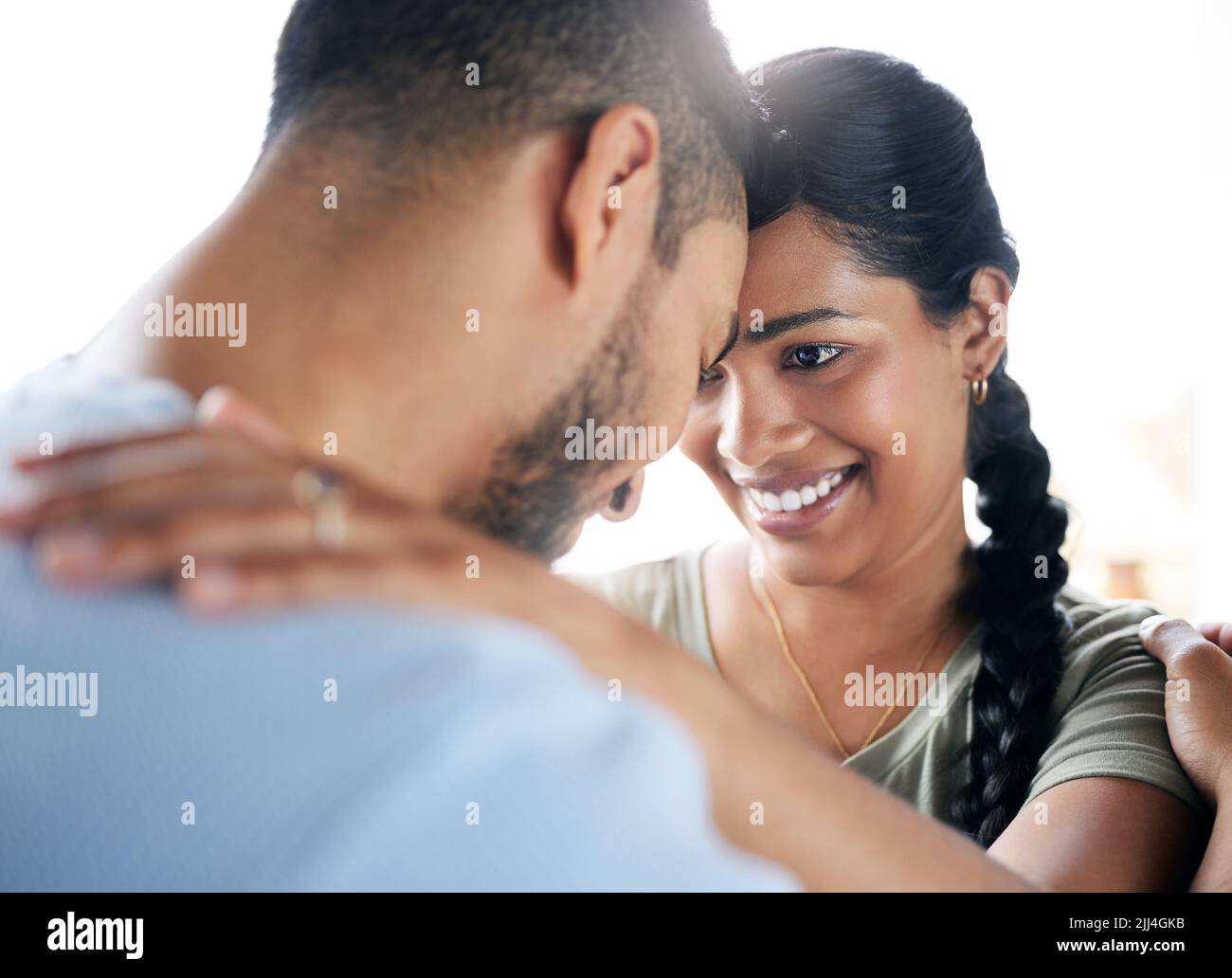 Ogni giorno con voi si sente come un buon sogno. Una giovane coppia che passa il tempo insieme a casa. Foto Stock