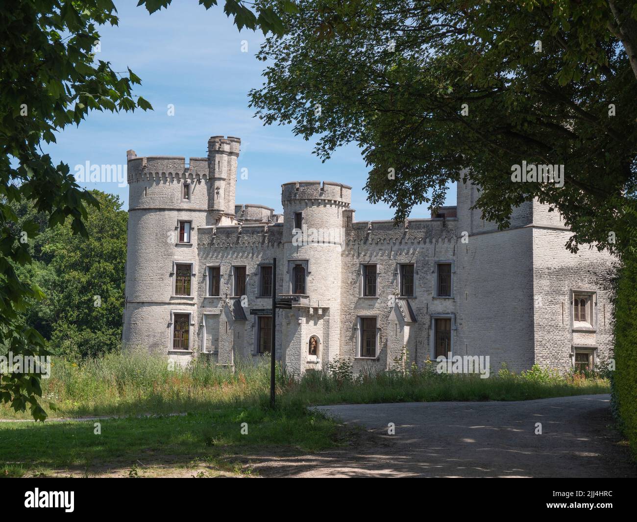 Meise, Belgio, 17 luglio 2022, il castello di Bouchout del 12th secolo nel mezzo di un giardino paesaggistico con piante esotiche del nuovo mondo Foto Stock