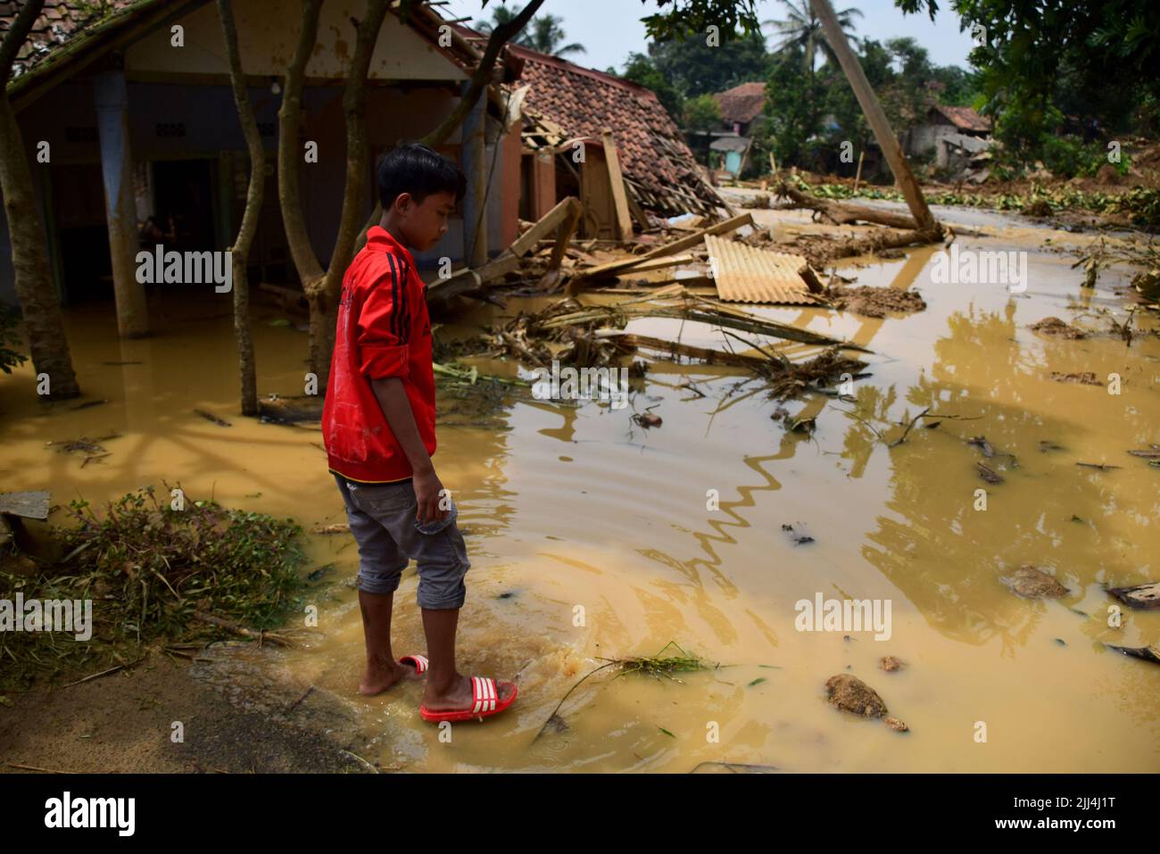 I residenti vedono una delle case colpite da una frana in Sruduk Village, Leuwisadeng, Bogor Regency, Mercoledì (13/5/2020). Foto Stock