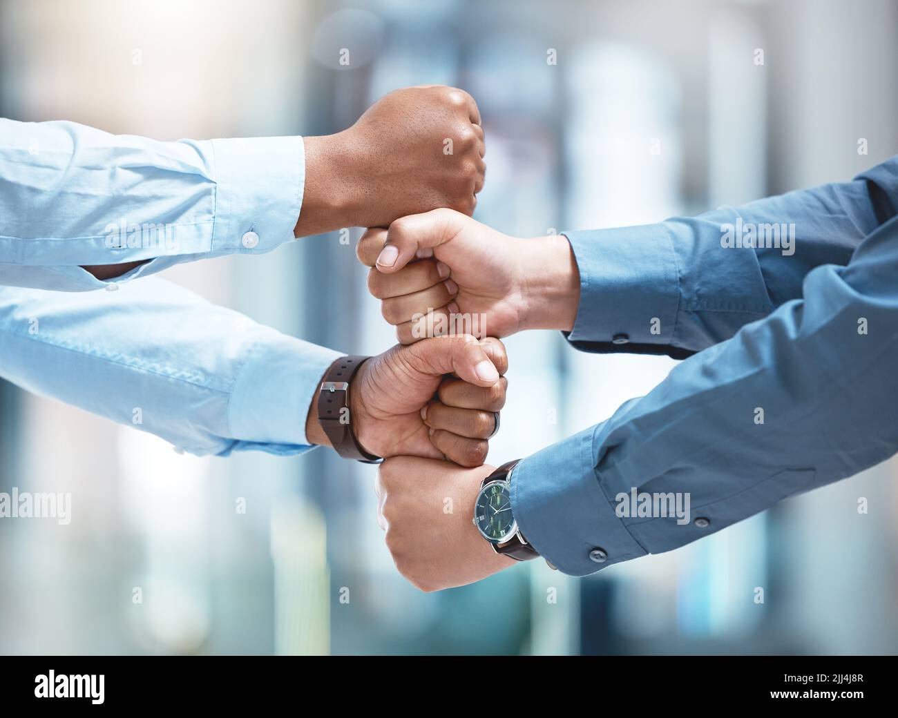 Non lasciarsi andare, non tenere indietro. Due uomini d'affari irriconoscibili che si accatastano i pugni fuori. Foto Stock