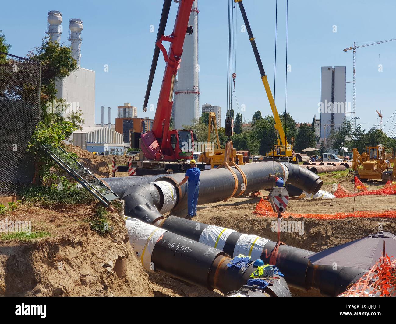 Sito di ricostruzione della pipeline dell'impianto di teleriscaldamento e sostituzione di vecchie tubazioni con nuove. Foto Stock