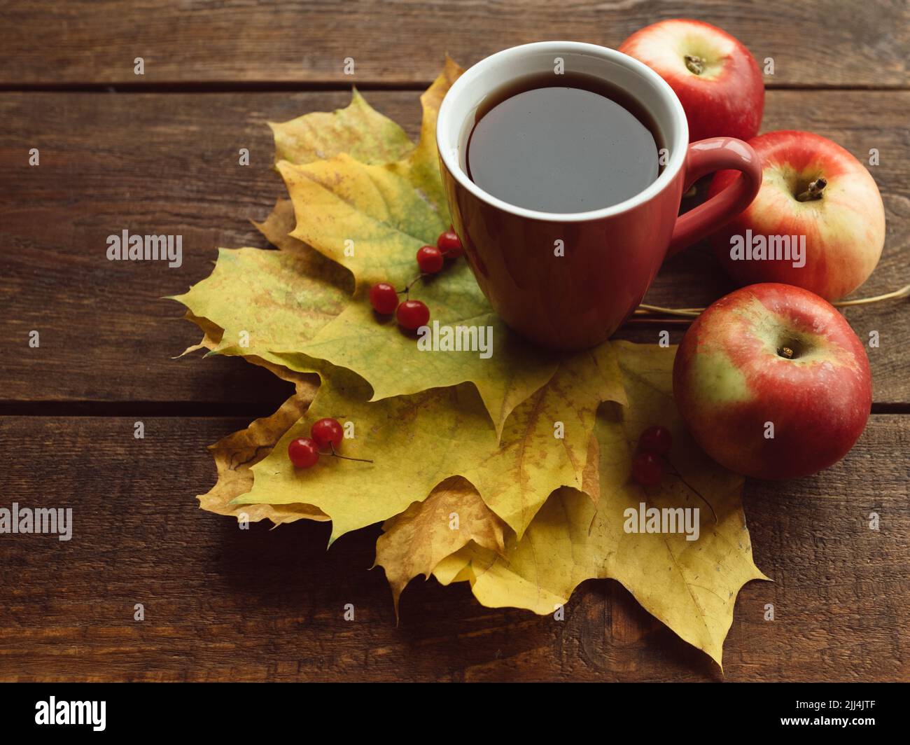 autunno tè caldo foglie mature legno superficie concetto Foto Stock