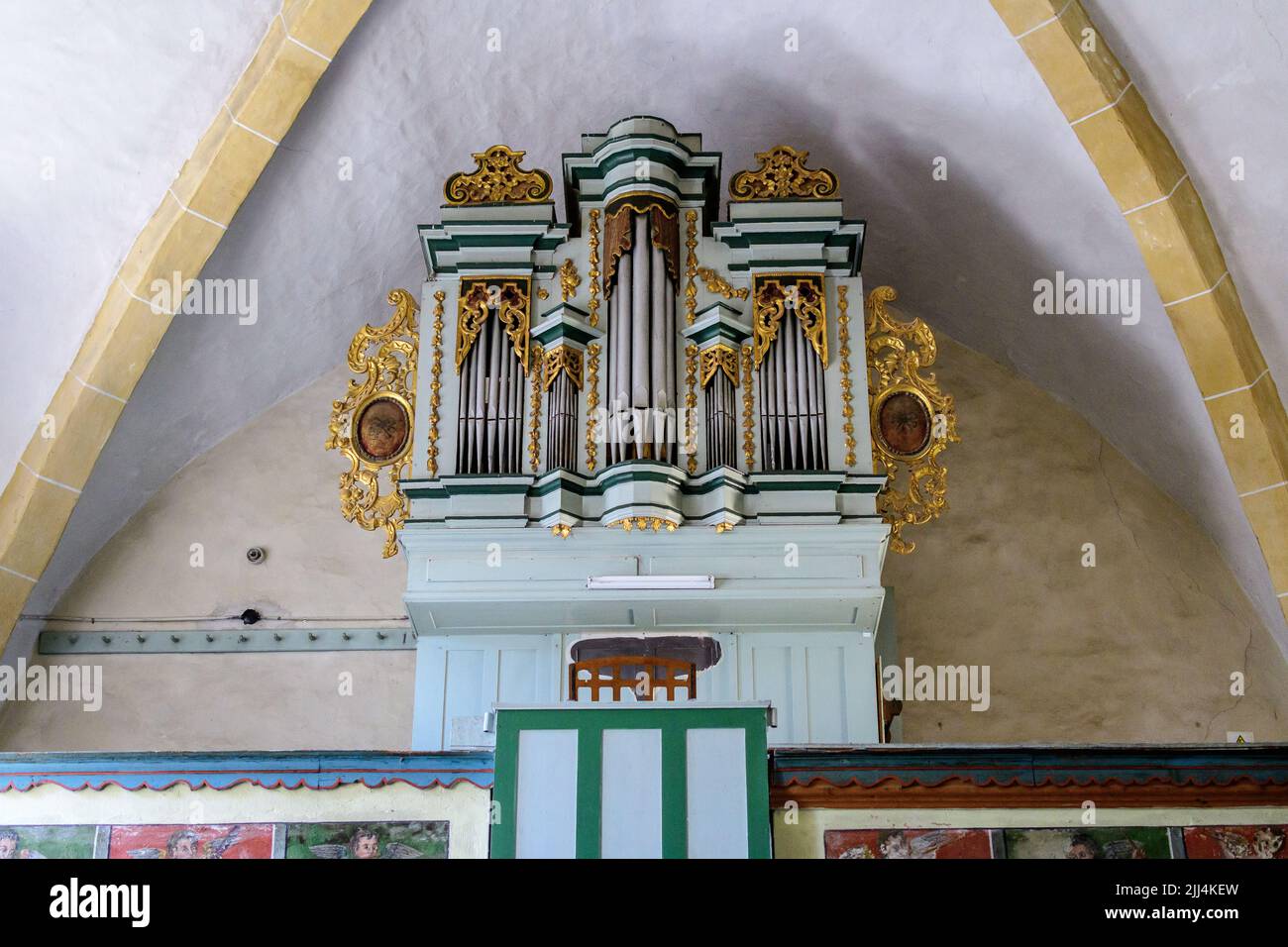 Vecchio edificio della chiesa fortiata nel villaggio di Axente Sever nella contea di Sibiu, in Transilvania (regione della Transilvania) in Romania, in una giornata estiva soleggiata Foto Stock