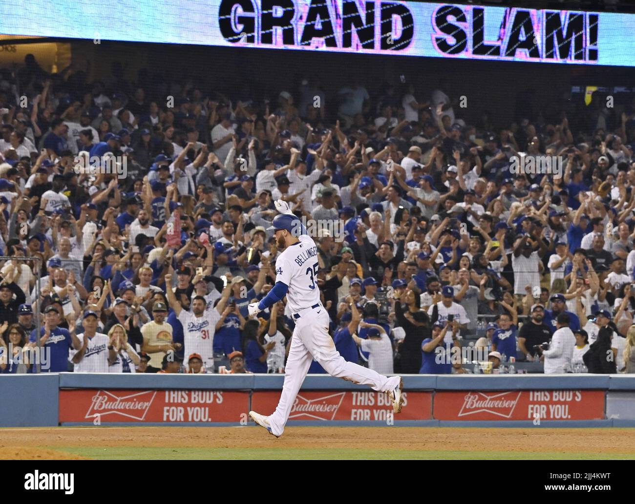 Los Angeles, Stati Uniti. 23rd luglio 2022. Los Angeles Dodgers Cody Bellinger gira le basi dopo aver agganciato il suo settimo grande slam di carriera all'interno del palo di fallo di destra contro i San Francisco Giants durante il nono inning al Dodger Stadium di Los Angeles venerdì 22 luglio 2022. I Dodgers sconfissero i Giganti 5-1. Foto di Jim Ruymen/UPI Credit: UPI/Alamy Live News Foto Stock