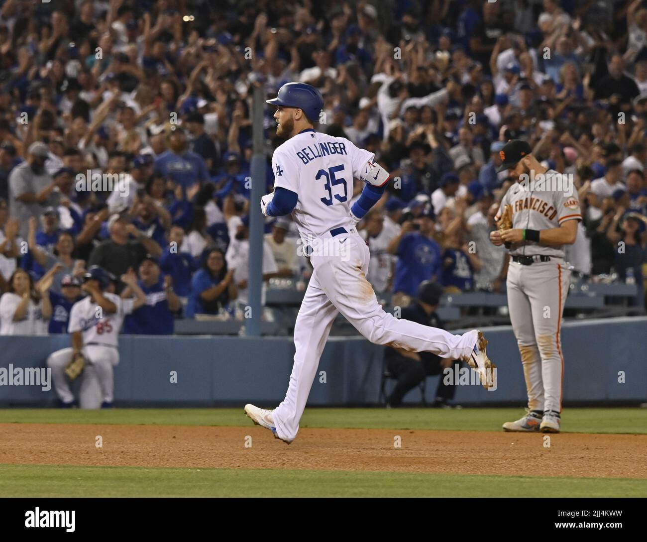 Los Angeles, Stati Uniti. 23rd luglio 2022. Los Angeles Dodgers Cody Bellinger gira le basi dopo aver agganciato il suo settimo grande slam di carriera all'interno del palo di fallo di destra contro i San Francisco Giants durante il nono inning al Dodger Stadium di Los Angeles venerdì 22 luglio 2022. I Dodgers sconfissero i Giganti 5-1. Foto di Jim Ruymen/UPI Credit: UPI/Alamy Live News Foto Stock