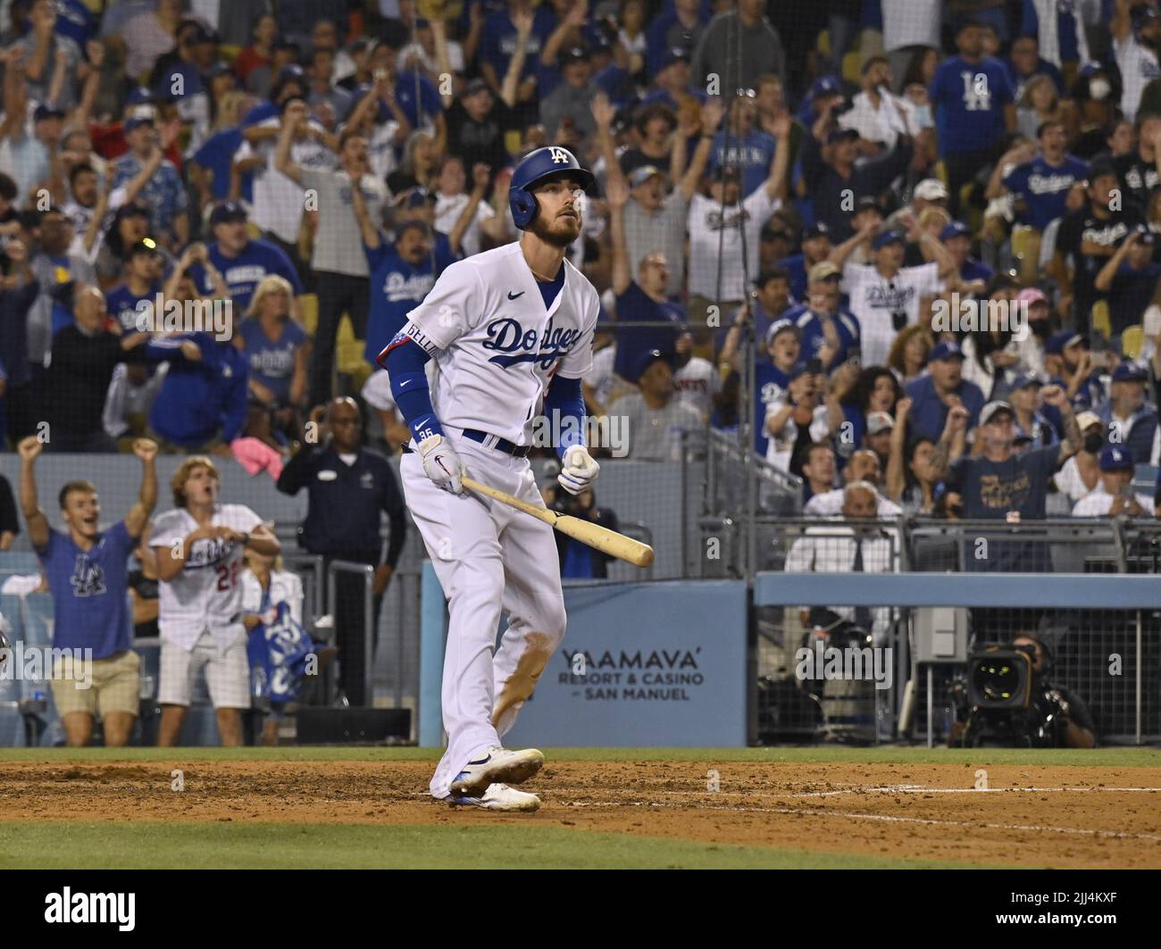Los Angeles, Stati Uniti. 23rd luglio 2022. Los Angeles Dodgers Cody Bellinger, in un conteggio di 0 e 2 con due outs scarica su un curveball sopra il piatto, agganciando il suo settimo slam di carriera all'interno del palo di fallo di destra contro i San Francisco Giants durante il nono inning al Dodger Stadium di Los Angeles venerdì 22 luglio 2022. Foto di Jim Ruymen/UPI Credit: UPI/Alamy Live News Foto Stock