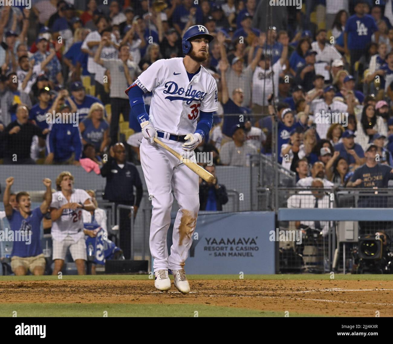 Los Angeles, Stati Uniti. 23rd luglio 2022. Los Angeles Dodgers Cody Bellinger, in un conteggio di 0 e 2 con due outs scarica su un curveball sopra il piatto, agganciando il suo settimo slam di carriera all'interno del palo di fallo di destra contro i San Francisco Giants durante il nono inning al Dodger Stadium di Los Angeles venerdì 22 luglio 2022. Foto di Jim Ruymen/UPI Credit: UPI/Alamy Live News Foto Stock