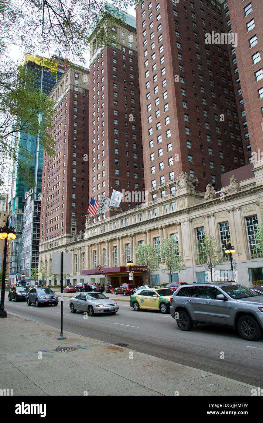 CHICAGO, ILLINOIS, STATI UNITI d'AMERICA - 12 Maggio 2018: Vista esterna dell'Hilton Chicago. Foto Stock