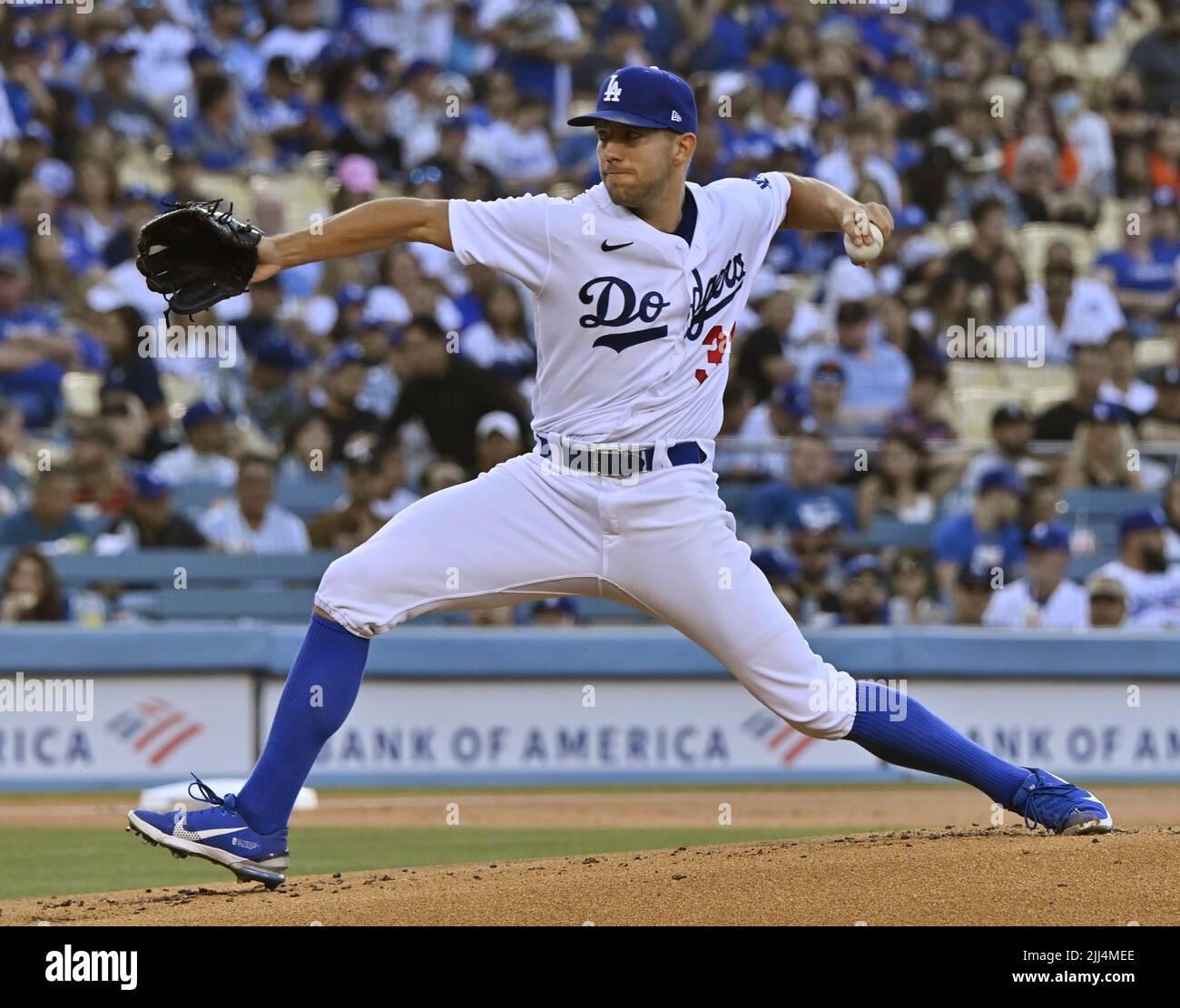 Los Angeles, Stati Uniti. 23rd luglio 2022. Il lanciatore di Los Angeles Dodgers Tyler Anderson si snoda per consegnare contro i San Francisco Giants durante il terzo inning al Dodger Stadium venerdì 22 luglio 2022. Anderson ha avuto un'altra uscita forte, permettendo quattro colpi e colpendo fuori sei su sei innings. I Dodgers sconfissero i Giganti 5-1. Foto di Jim Ruymen/UPI Credit: UPI/Alamy Live News Foto Stock
