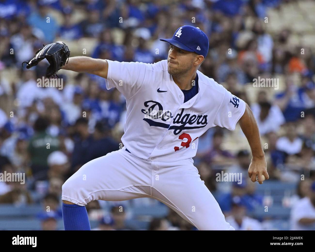 Los Angeles, Stati Uniti. 23rd luglio 2022. Il lanciatore di Los Angeles Dodgers Tyler Anderson si snoda per consegnare contro i San Francisco Giants durante il terzo inning al Dodger Stadium venerdì 22 luglio 2022. Anderson ha avuto un'altra uscita forte, permettendo quattro colpi e colpendo fuori sei su sei innings. I Dodgers sconfissero i Giganti 5-1. Foto di Jim Ruymen/UPI Credit: UPI/Alamy Live News Foto Stock