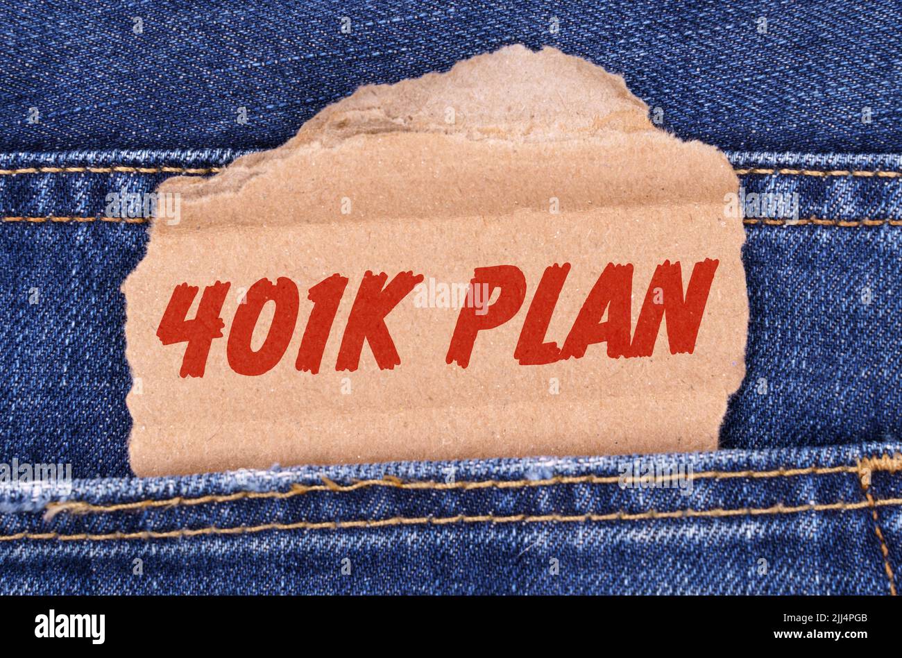 Affari e finanza. Una scatola di cartone con l'iscrizione PIANO 401K si stacca da jeans. Foto Stock