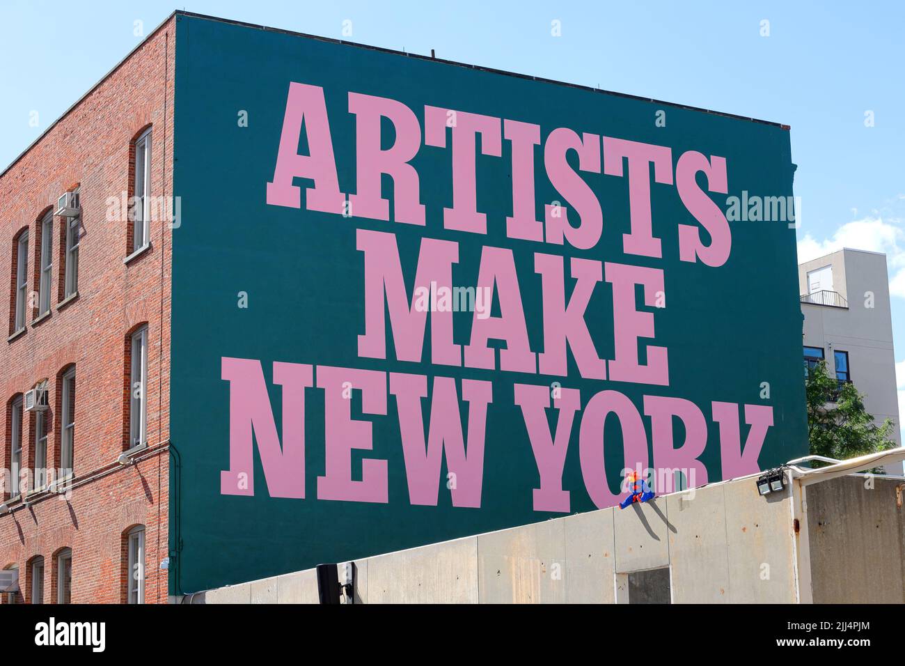 Il murale "Artists Make New York" al MoMA PS1 di New York. Una dichiarazione su larga scala che celebra gli artisti di New york al Museum of Modern Art Foto Stock