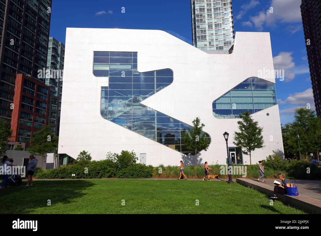 Biblioteca pubblica di Queens a Hunters Point, 47-40 Center Blvd, Queens, NYC foto di una biblioteca al Gantry Plaza state Park, Long Island City. Foto Stock