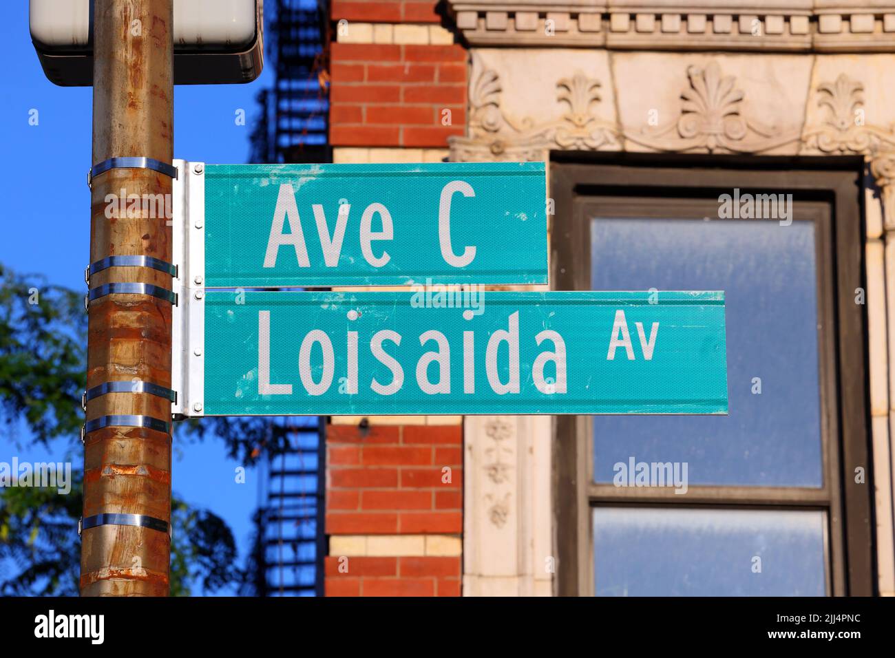 Ave C Loisaida Street segno in Manhattan, East Village, Lower East Side Neighborhood, New York. Segnaletica per Avenue C. Foto Stock