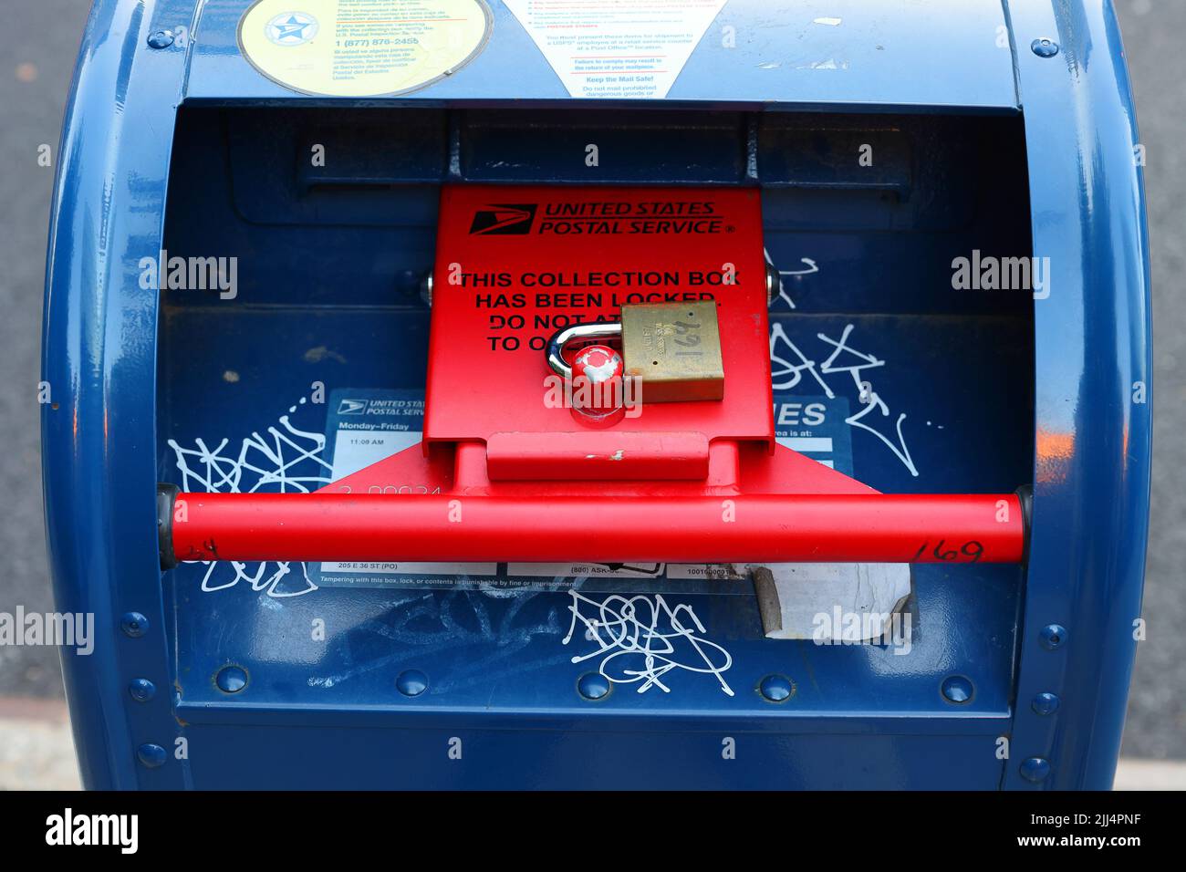 Una cassetta postale USPS con un dispositivo di blocco di sicurezza rosso. Una cassetta postale di raccolta bloccata a New York con posta non raccolta in questa posizione. Foto Stock