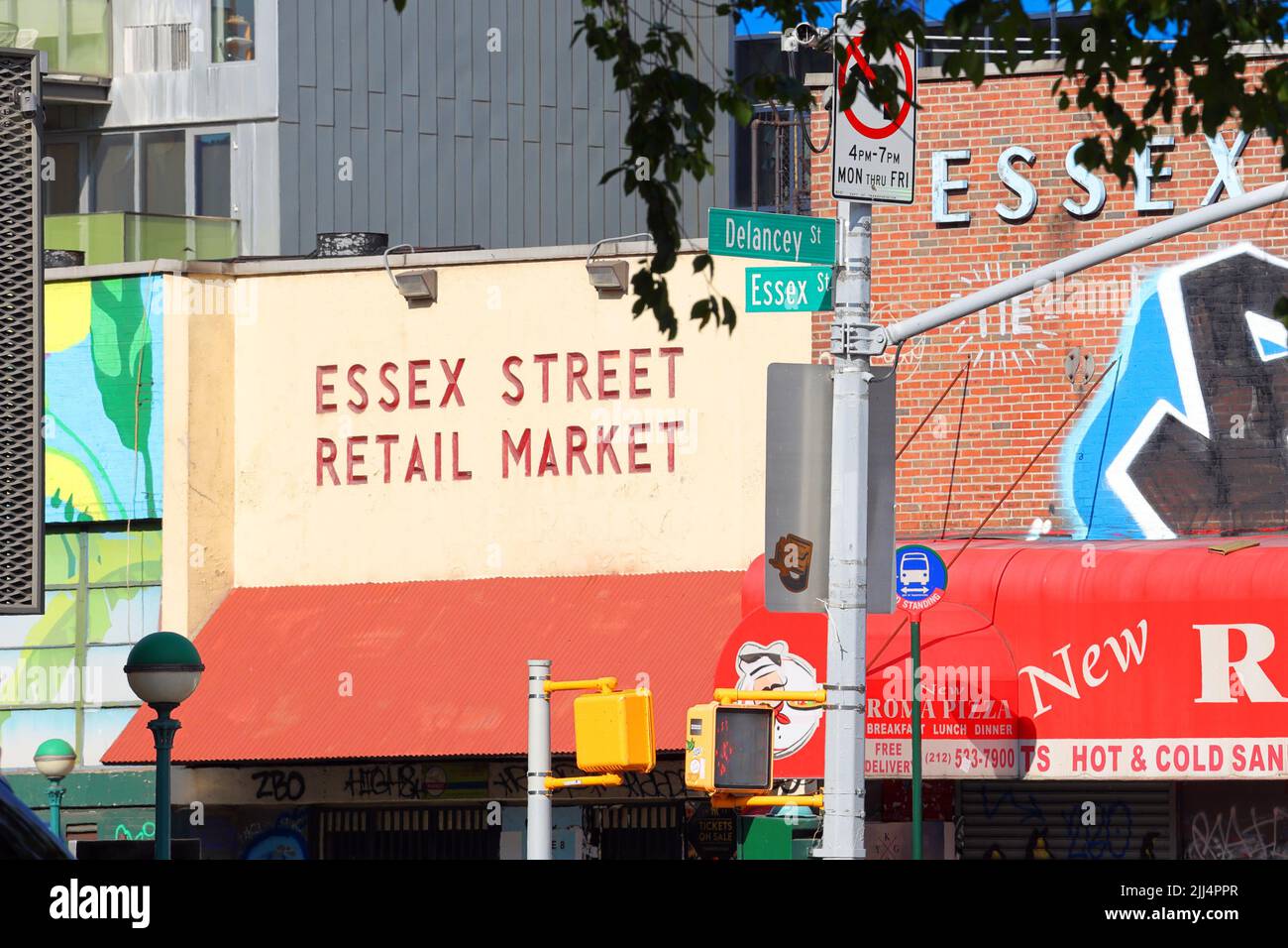 Essex Street Retail Market all'angolo tra Essex St e Delancey St nel Lower East Side di Manhattan, New York. Foto Stock
